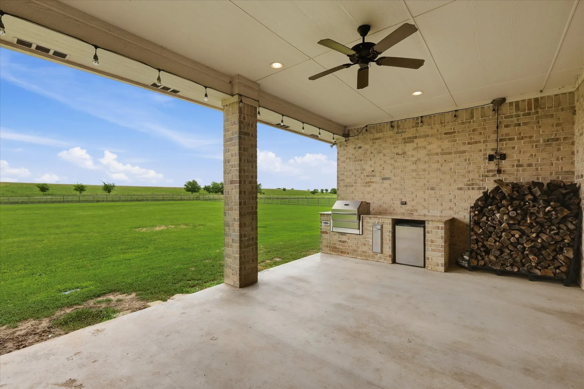 Grand covered patio!!