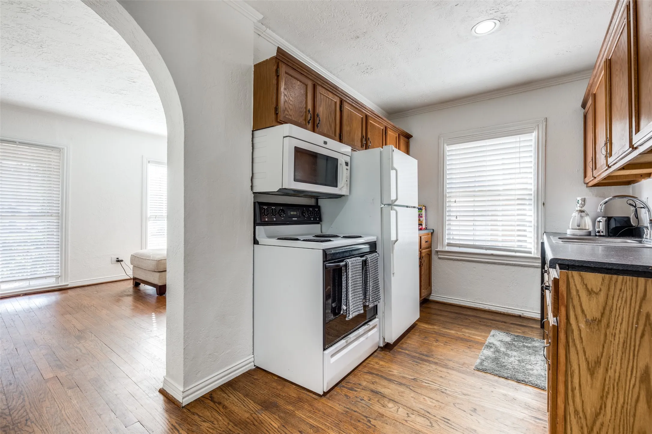Apartment For Rent in Dallas County , 3440 Rosedale Avenue 1, University Park, Texas 75205, 2 Bedroom, 2 Bathroom, Garage spaces, 857 Sqft, built in 1937, mls#21303191, Real Estate Agent in University Park, Homes For Rent in Dallas county, Homes For Rent in University Park, Realtor in University Park Texas, Real Estate Brokerage Independent Realty Texas, Luminita Cordes Realtor