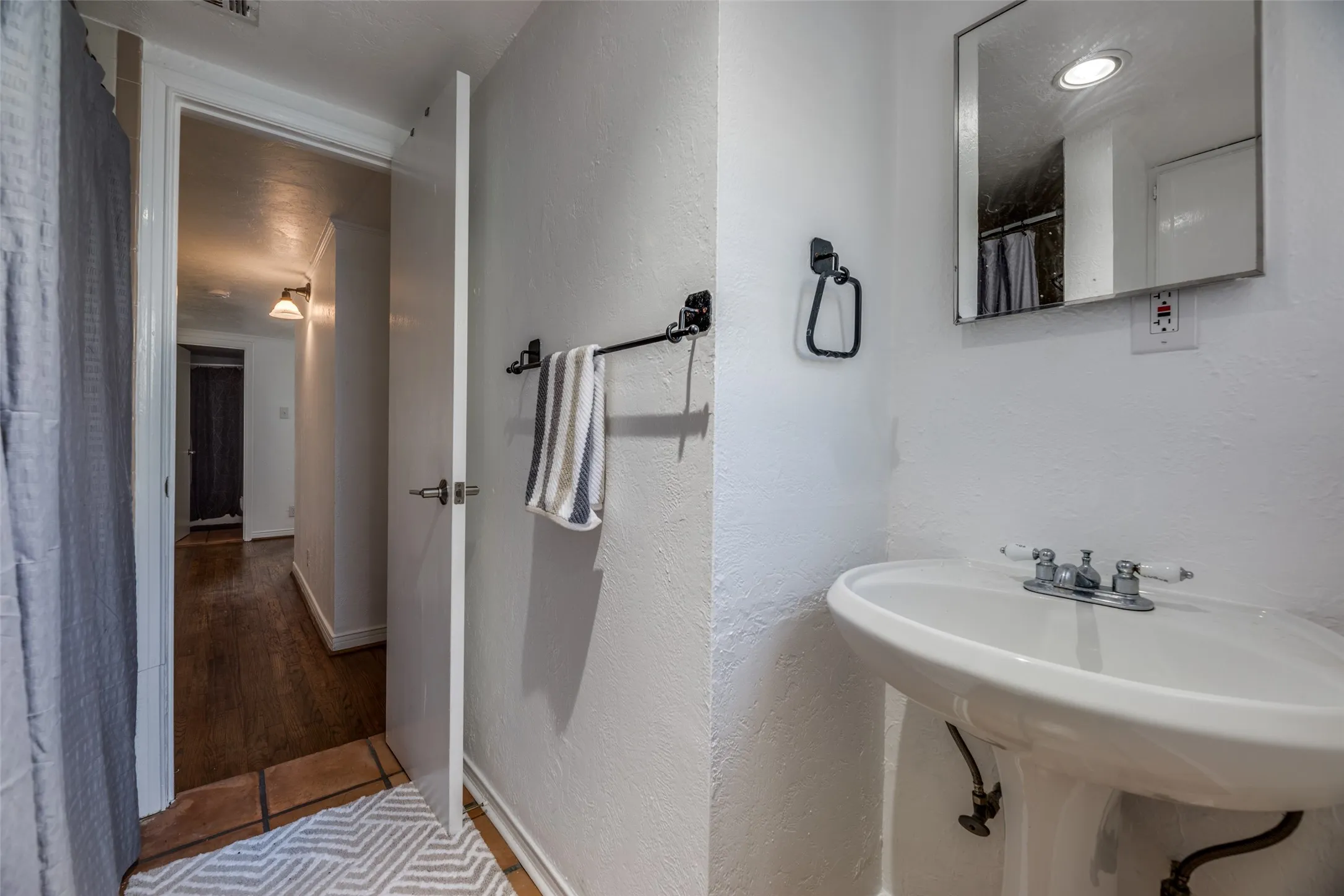 Apartment For Rent in Dallas County , 3440 Rosedale Avenue 1, University Park, Texas 75205, 2 Bedroom, 2 Bathroom, Garage spaces, 857 Sqft, built in 1937, mls#21303191, Real Estate Agent in University Park, Homes For Rent in Dallas county, Homes For Rent in University Park, Realtor in University Park Texas, Real Estate Brokerage Independent Realty Texas, Luminita Cordes Realtor