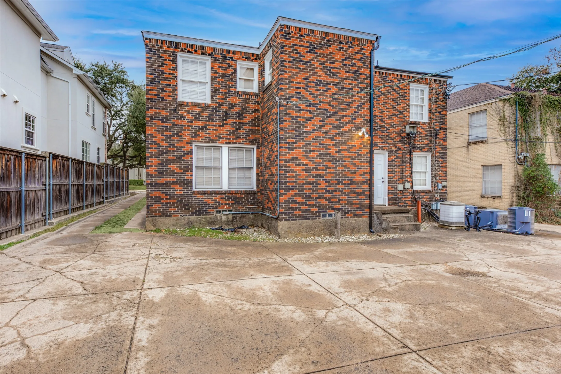 Apartment For Rent in Dallas County , 3440 Rosedale Avenue 1, University Park, Texas 75205, 2 Bedroom, 2 Bathroom, Garage spaces, 857 Sqft, built in 1937, mls#21303191, Real Estate Agent in University Park, Homes For Rent in Dallas county, Homes For Rent in University Park, Realtor in University Park Texas, Real Estate Brokerage Independent Realty Texas, Luminita Cordes Realtor
