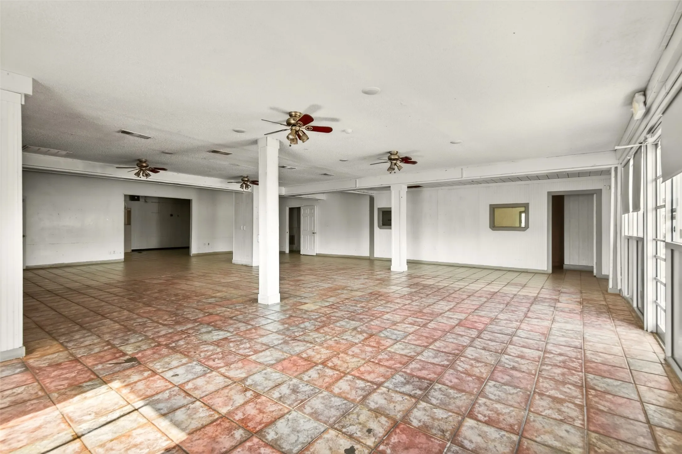 Retail For Sale in Kaufman County , 815 E Moore Avenue, Terrell, Texas 75160, 0, 0, Garage spaces, 0 Sqft, built in 1965, Price $650,000, mls#21298454, Real Estate Agent in Terrell, Homes For Sale in Kaufman county, Homes For Sale in Terrell, Realtor in Terrell Texas, Real Estate Brokerage Independent Realty Texas, Luminita Cordes Realtor