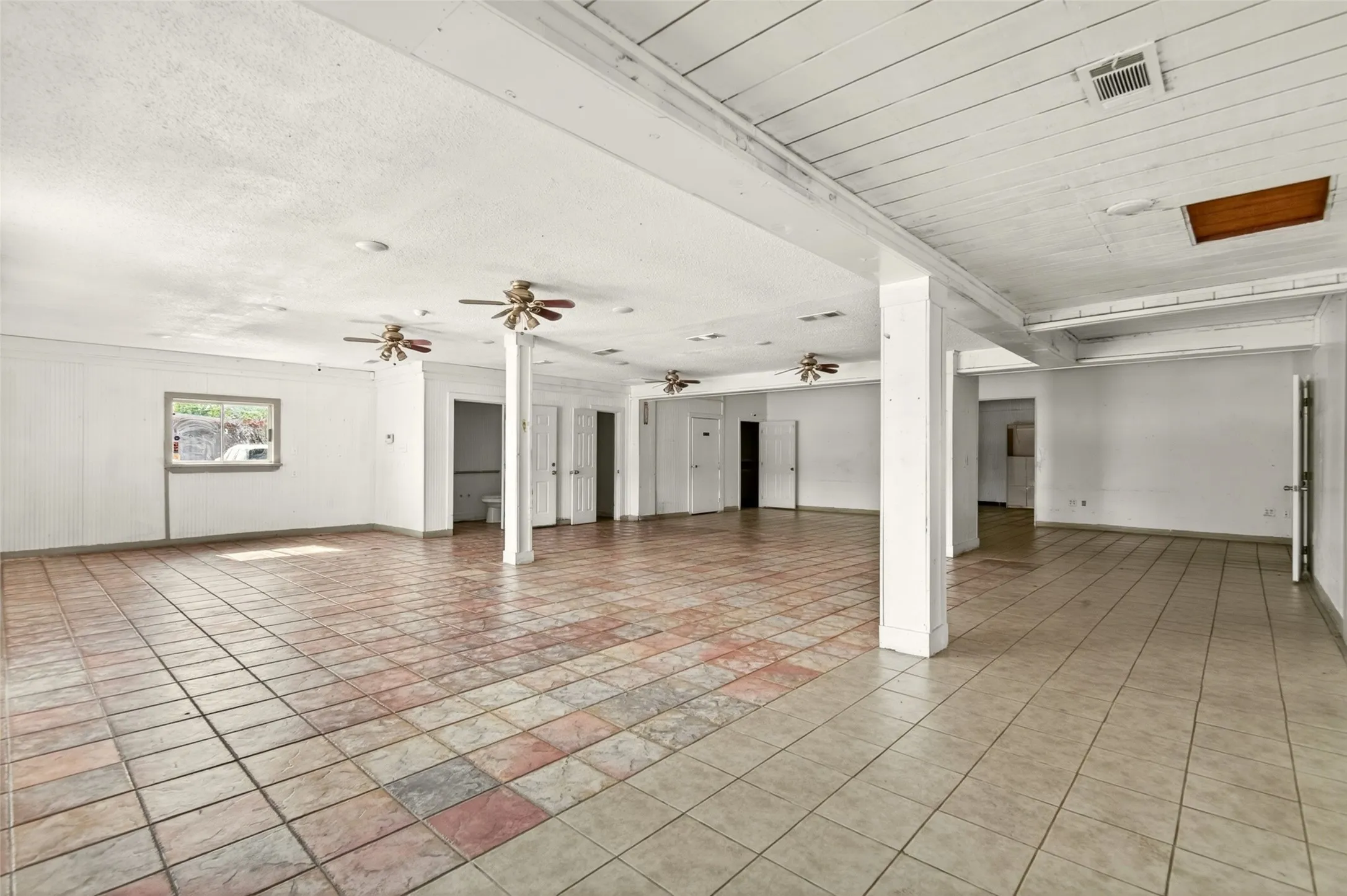 Retail For Sale in Kaufman County , 815 E Moore Avenue, Terrell, Texas 75160, 0, 0, Garage spaces, 0 Sqft, built in 1965, Price $650,000, mls#21298454, Real Estate Agent in Terrell, Homes For Sale in Kaufman county, Homes For Sale in Terrell, Realtor in Terrell Texas, Real Estate Brokerage Independent Realty Texas, Luminita Cordes Realtor
