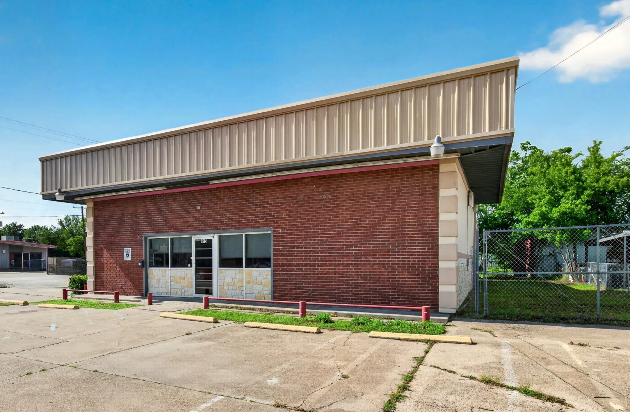 Retail For Sale in Kaufman County , 815 E Moore Avenue, Terrell, Texas 75160, 0, 0, Garage spaces, 0 Sqft, built in 1965, Price $650,000, mls#21298454, Real Estate Agent in Terrell, Homes For Sale in Kaufman county, Homes For Sale in Terrell, Realtor in Terrell Texas, Real Estate Brokerage Independent Realty Texas, Luminita Cordes Realtor
