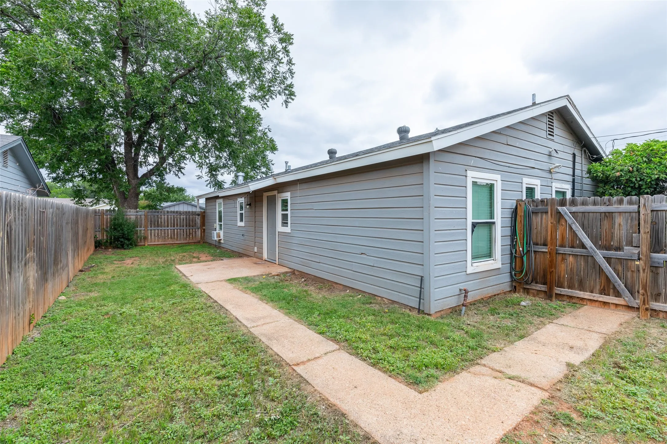 Single Family Residence For Sale in Taylor County , 4701 S 5th Street, Abilene, Texas 79605, 4 Bedroom, 2 Bathroom, Garage spaces, 1,470 Sqft, built in 1961, mls#21282976, Real Estate Agent in Abilene, Homes For Sale in Taylor county, Homes For Sale in Abilene, Realtor in Abilene Texas, Real Estate Brokerage Independent Realty Texas, Luminita Cordes Realtor