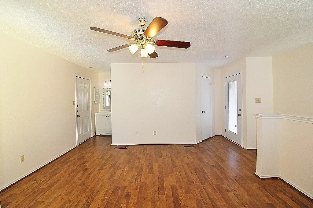 Condominium For Rent in Tarrant County , 2301 Basil Drive F203, Arlington, Texas 76006, 2 Bedroom, 2 Bathroom, Garage spaces, 894 Sqft, built in 1981, mls#21303210, Real Estate Agent in Arlington, Homes For Rent in Tarrant county, Homes For Rent in Arlington, Realtor in Arlington Texas, Real Estate Brokerage Independent Realty Texas, Luminita Cordes Realtor