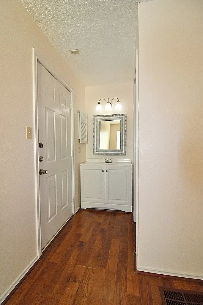 Condominium For Rent in Tarrant County , 2301 Basil Drive F203, Arlington, Texas 76006, 2 Bedroom, 2 Bathroom, Garage spaces, 894 Sqft, built in 1981, mls#21303210, Real Estate Agent in Arlington, Homes For Rent in Tarrant county, Homes For Rent in Arlington, Realtor in Arlington Texas, Real Estate Brokerage Independent Realty Texas, Luminita Cordes Realtor