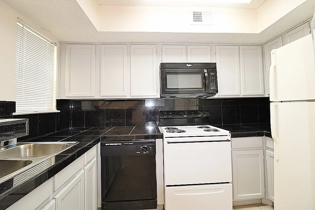 Condominium For Rent in Tarrant County , 2301 Basil Drive F203, Arlington, Texas 76006, 2 Bedroom, 2 Bathroom, Garage spaces, 894 Sqft, built in 1981, mls#21303210, Real Estate Agent in Arlington, Homes For Rent in Tarrant county, Homes For Rent in Arlington, Realtor in Arlington Texas, Real Estate Brokerage Independent Realty Texas, Luminita Cordes Realtor