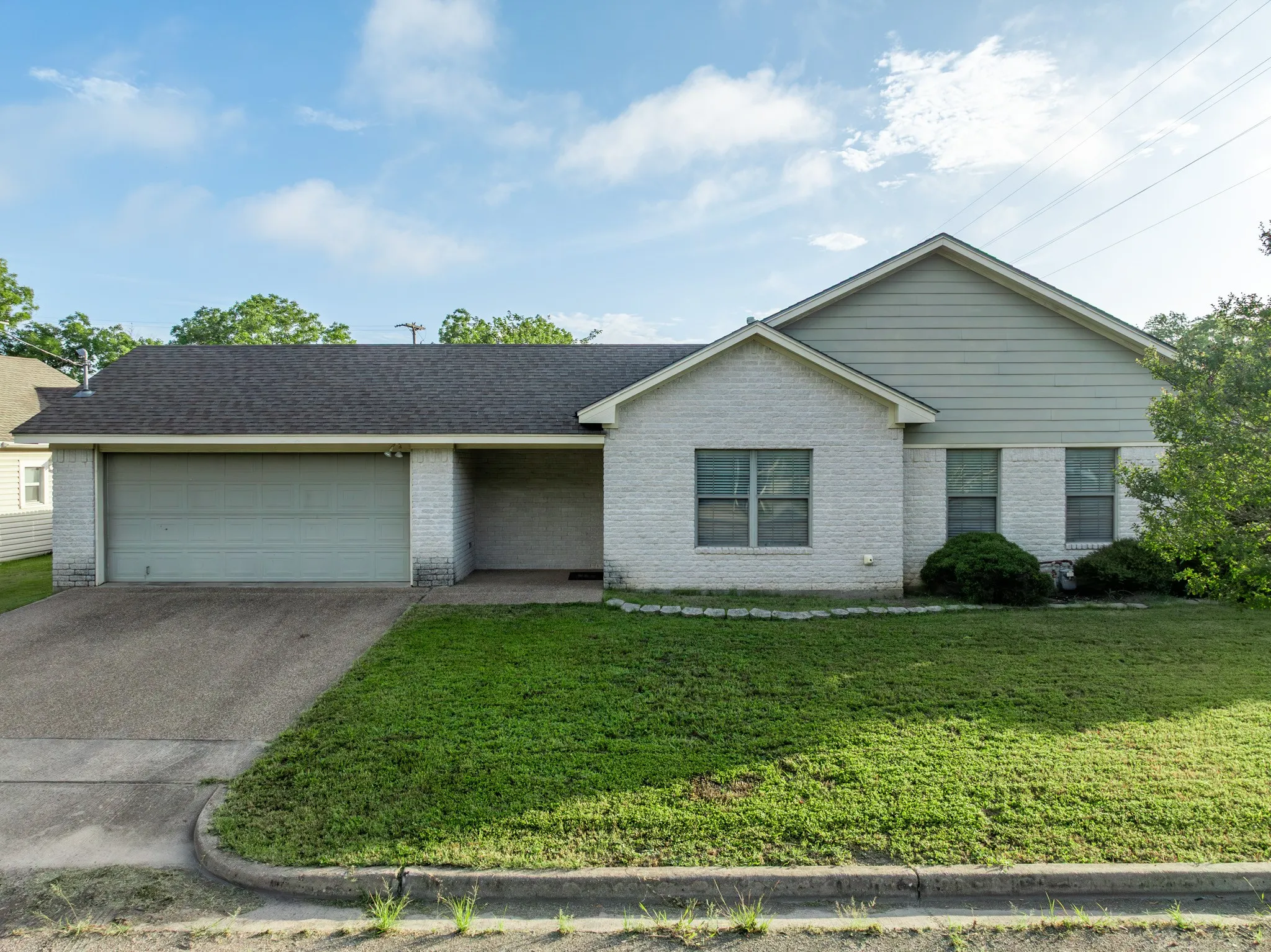 Single Family Residence For Sale in Mc Lennan County , 210 S Reagan Street, West, Texas 76691, 3 Bedroom, 2 Bathroom, 2 Garage spaces, 1,566 Sqft, built in 2006, mls#21303196, Real Estate Agent in West, Homes For Sale in Mc Lennan county, Homes For Sale in West, Realtor in West Texas, Real Estate Brokerage Independent Realty Texas, Luminita Cordes Realtor