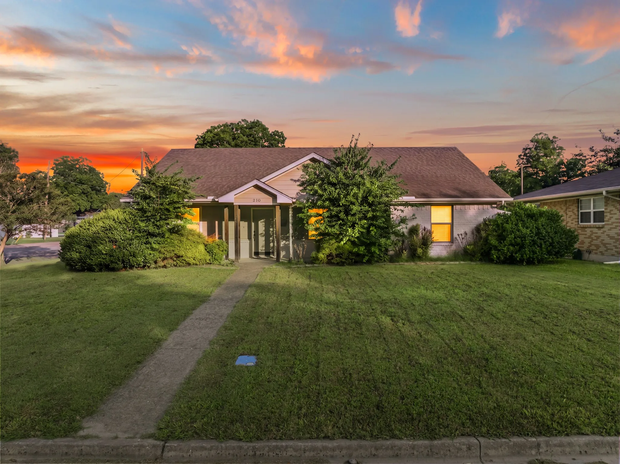 Single Family Residence For Sale in Mc Lennan County , 210 S Reagan Street, West, Texas 76691, 3 Bedroom, 2 Bathroom, 2 Garage spaces, 1,566 Sqft, built in 2006, mls#21303196, Real Estate Agent in West, Homes For Sale in Mc Lennan county, Homes For Sale in West, Realtor in West Texas, Real Estate Brokerage Independent Realty Texas, Luminita Cordes Realtor