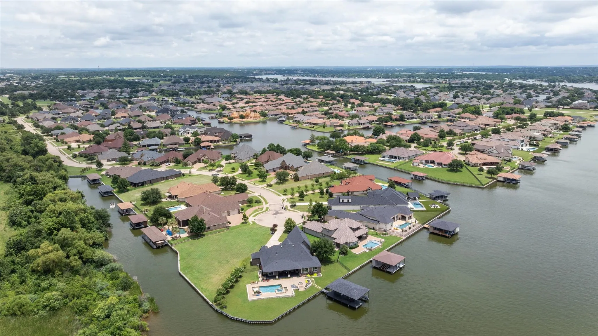 Single Family Residence For Sale in Hood County , 1011 Sunset Bay Court, Granbury, Texas 76048, 4 Bedroom, 3 Bathroom, 3 Garage spaces, 3,022 Sqft, built in 2011, mls#21303053, Real Estate Agent in Granbury, Homes For Sale in Hood county, Homes For Sale in Granbury, Realtor in Granbury Texas, Real Estate Brokerage Independent Realty Texas, Luminita Cordes Realtor