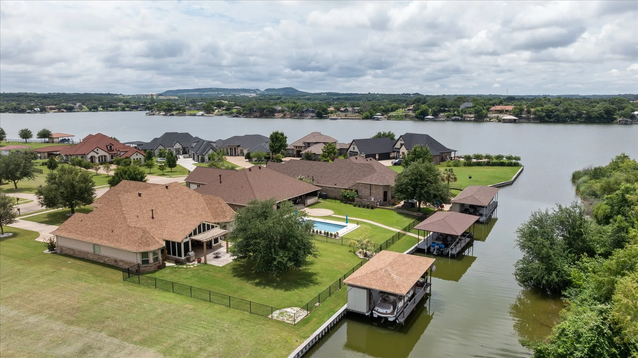 Single Family Residence For Sale in Hood County , 1011 Sunset Bay Court, Granbury, Texas 76048, 4 Bedroom, 3 Bathroom, 3 Garage spaces, 3,022 Sqft, built in 2011, mls#21303053, Real Estate Agent in Granbury, Homes For Sale in Hood county, Homes For Sale in Granbury, Realtor in Granbury Texas, Real Estate Brokerage Independent Realty Texas, Luminita Cordes Realtor