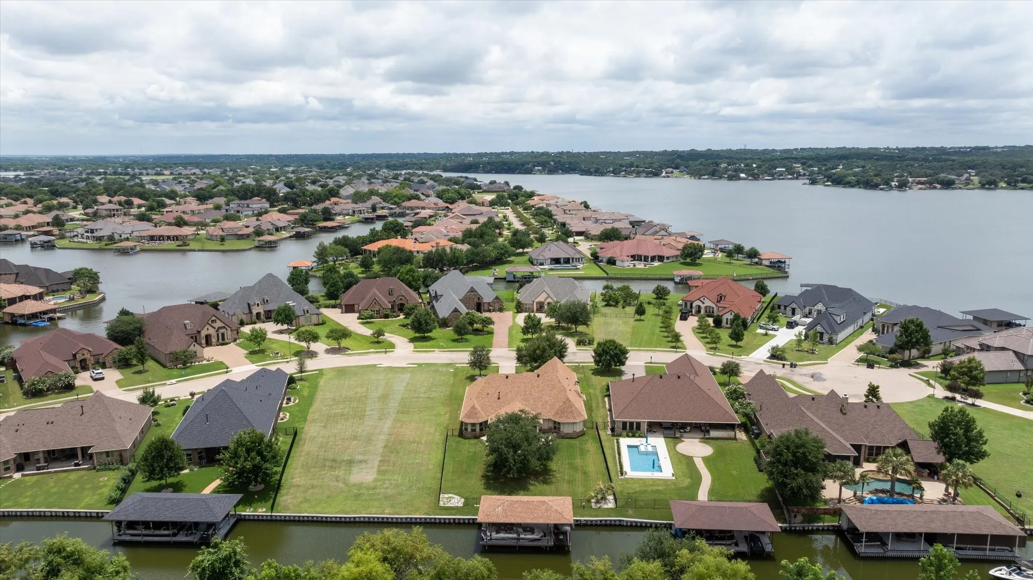 Single Family Residence For Sale in Hood County , 1011 Sunset Bay Court, Granbury, Texas 76048, 4 Bedroom, 3 Bathroom, 3 Garage spaces, 3,022 Sqft, built in 2011, mls#21303053, Real Estate Agent in Granbury, Homes For Sale in Hood county, Homes For Sale in Granbury, Realtor in Granbury Texas, Real Estate Brokerage Independent Realty Texas, Luminita Cordes Realtor