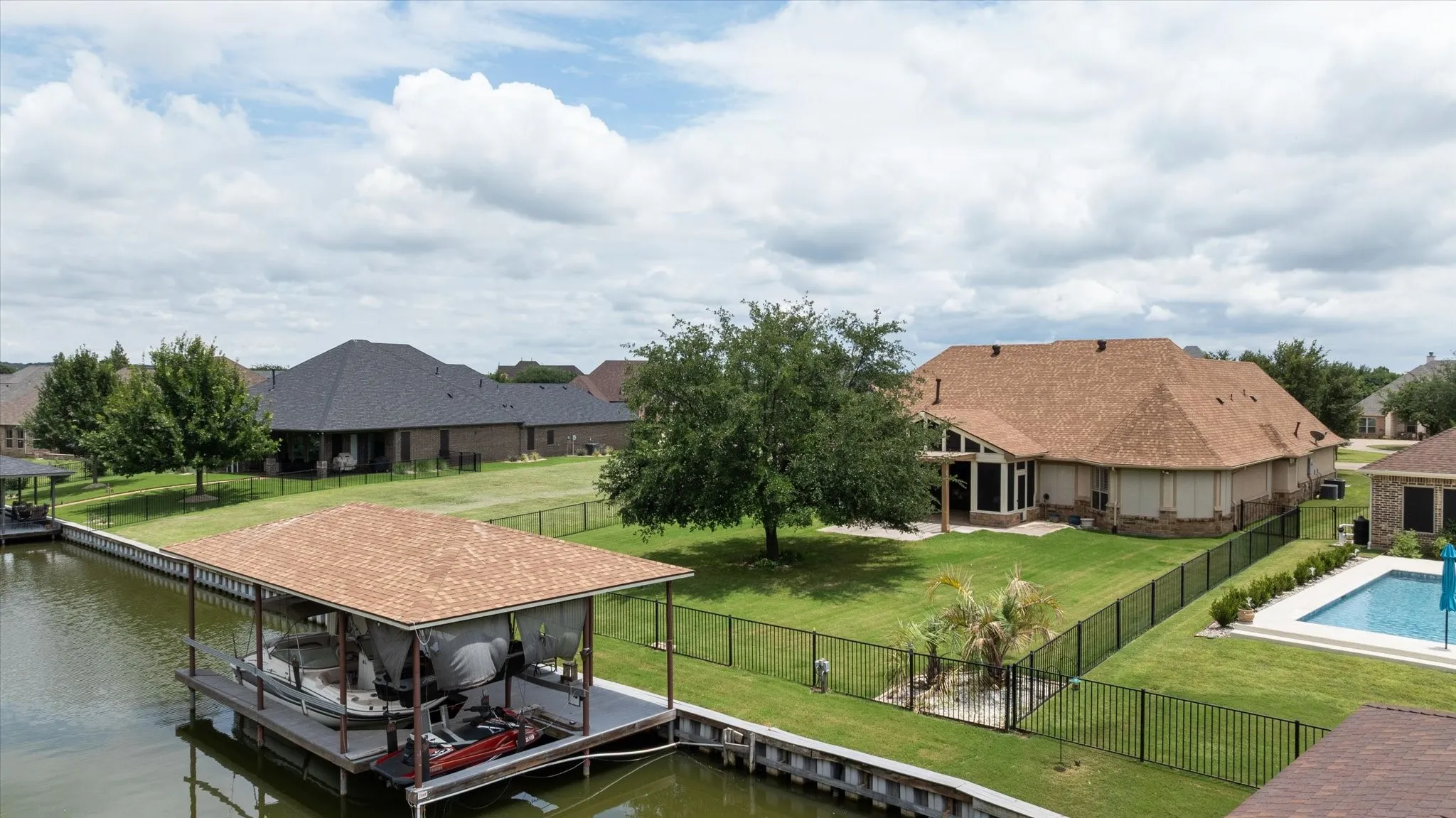 Single Family Residence For Sale in Hood County , 1011 Sunset Bay Court, Granbury, Texas 76048, 4 Bedroom, 3 Bathroom, 3 Garage spaces, 3,022 Sqft, built in 2011, mls#21303053, Real Estate Agent in Granbury, Homes For Sale in Hood county, Homes For Sale in Granbury, Realtor in Granbury Texas, Real Estate Brokerage Independent Realty Texas, Luminita Cordes Realtor