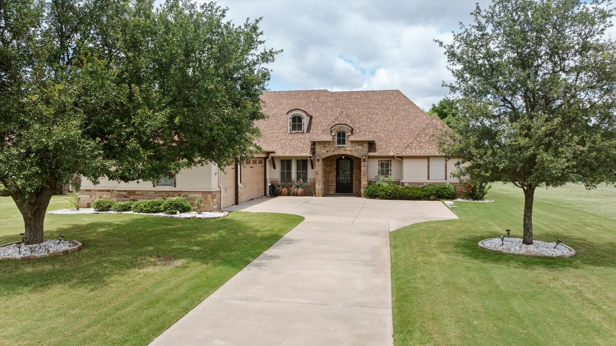 Single Family Residence For Sale in Hood County , 1011 Sunset Bay Court, Granbury, Texas 76048, 4 Bedroom, 3 Bathroom, 3 Garage spaces, 3,022 Sqft, built in 2011, mls#21303053, Real Estate Agent in Granbury, Homes For Sale in Hood county, Homes For Sale in Granbury, Realtor in Granbury Texas, Real Estate Brokerage Independent Realty Texas, Luminita Cordes Realtor
