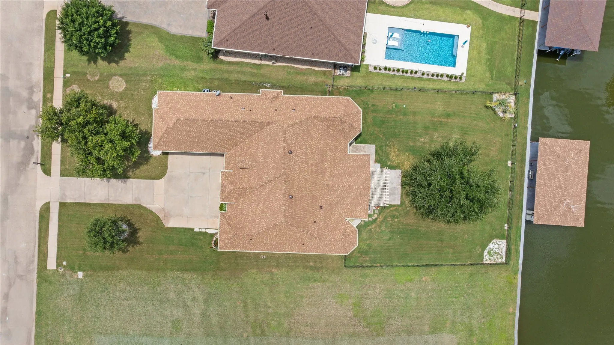 Single Family Residence For Sale in Hood County , 1011 Sunset Bay Court, Granbury, Texas 76048, 4 Bedroom, 3 Bathroom, 3 Garage spaces, 3,022 Sqft, built in 2011, mls#21303053, Real Estate Agent in Granbury, Homes For Sale in Hood county, Homes For Sale in Granbury, Realtor in Granbury Texas, Real Estate Brokerage Independent Realty Texas, Luminita Cordes Realtor