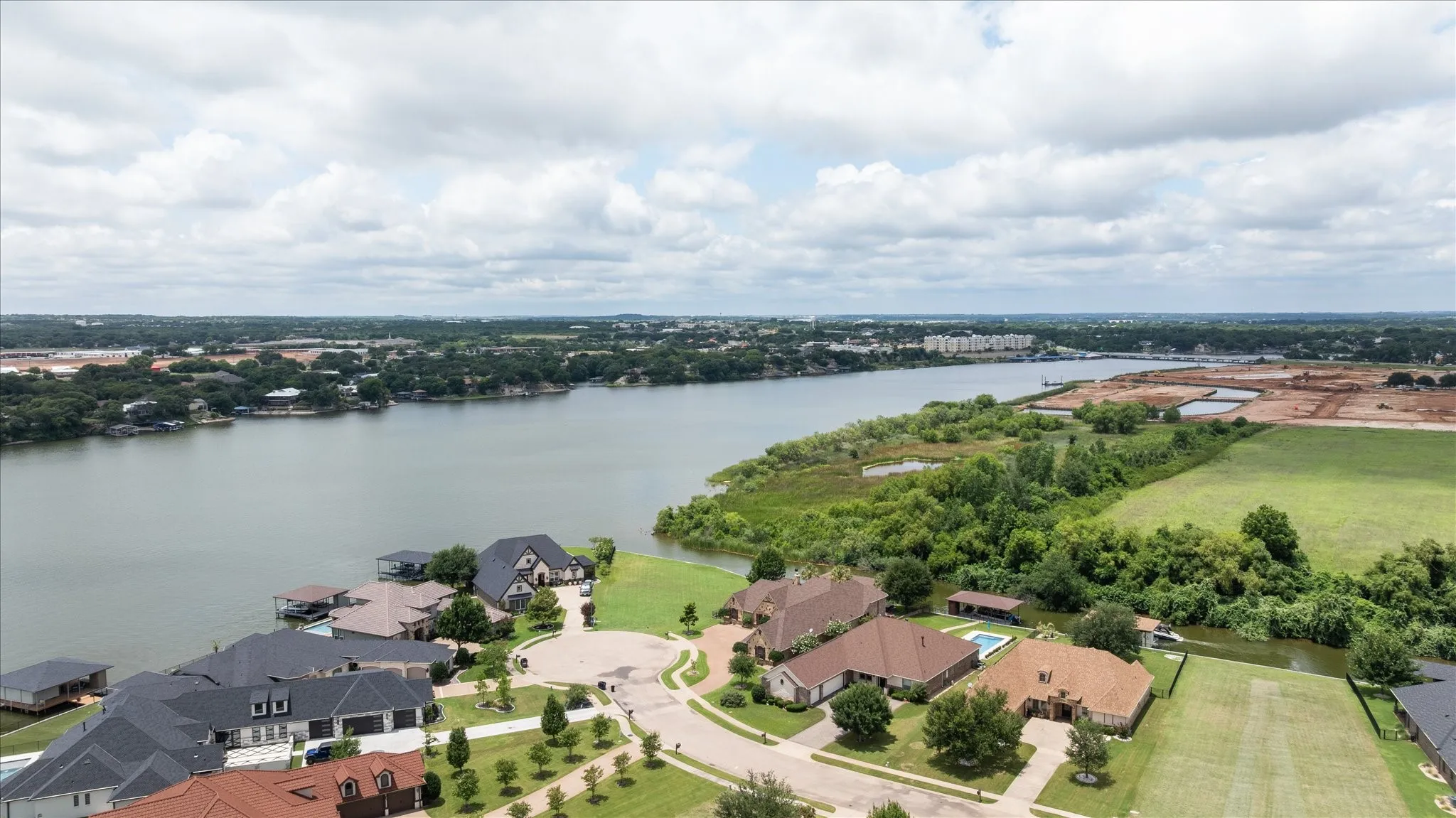 Single Family Residence For Sale in Hood County , 1011 Sunset Bay Court, Granbury, Texas 76048, 4 Bedroom, 3 Bathroom, 3 Garage spaces, 3,022 Sqft, built in 2011, mls#21303053, Real Estate Agent in Granbury, Homes For Sale in Hood county, Homes For Sale in Granbury, Realtor in Granbury Texas, Real Estate Brokerage Independent Realty Texas, Luminita Cordes Realtor