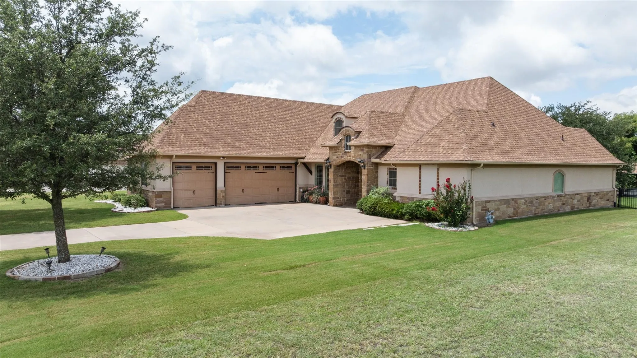 Single Family Residence For Sale in Hood County , 1011 Sunset Bay Court, Granbury, Texas 76048, 4 Bedroom, 3 Bathroom, 3 Garage spaces, 3,022 Sqft, built in 2011, mls#21303053, Real Estate Agent in Granbury, Homes For Sale in Hood county, Homes For Sale in Granbury, Realtor in Granbury Texas, Real Estate Brokerage Independent Realty Texas, Luminita Cordes Realtor