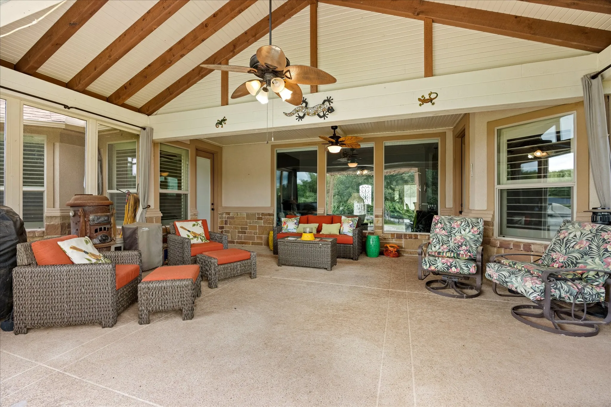 Single Family Residence For Sale in Hood County , 1011 Sunset Bay Court, Granbury, Texas 76048, 4 Bedroom, 3 Bathroom, 3 Garage spaces, 3,022 Sqft, built in 2011, mls#21303053, Real Estate Agent in Granbury, Homes For Sale in Hood county, Homes For Sale in Granbury, Realtor in Granbury Texas, Real Estate Brokerage Independent Realty Texas, Luminita Cordes Realtor