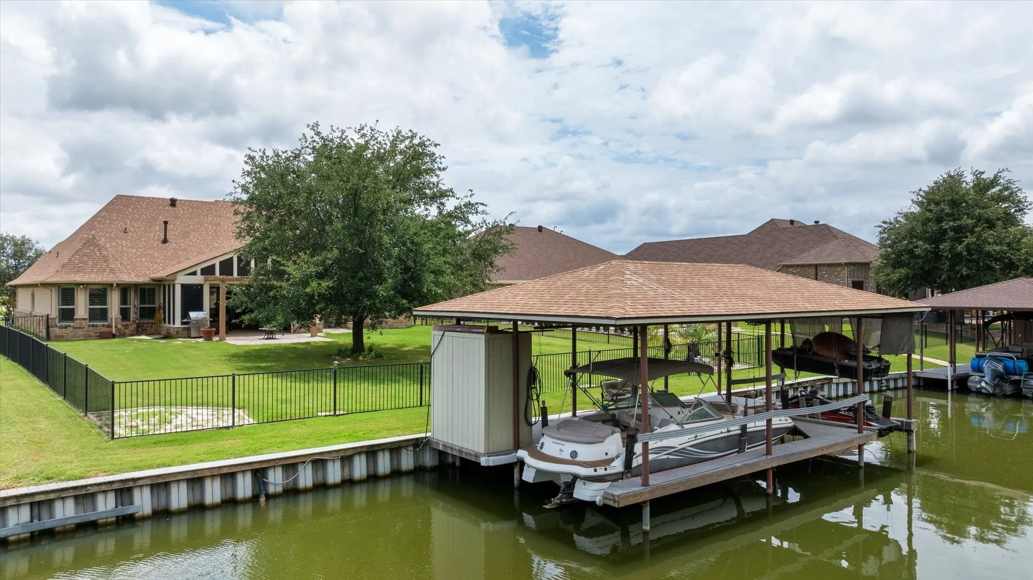 Single Family Residence For Sale in Hood County , 1011 Sunset Bay Court, Granbury, Texas 76048, 4 Bedroom, 3 Bathroom, 3 Garage spaces, 3,022 Sqft, built in 2011, mls#21303053, Real Estate Agent in Granbury, Homes For Sale in Hood county, Homes For Sale in Granbury, Realtor in Granbury Texas, Real Estate Brokerage Independent Realty Texas, Luminita Cordes Realtor