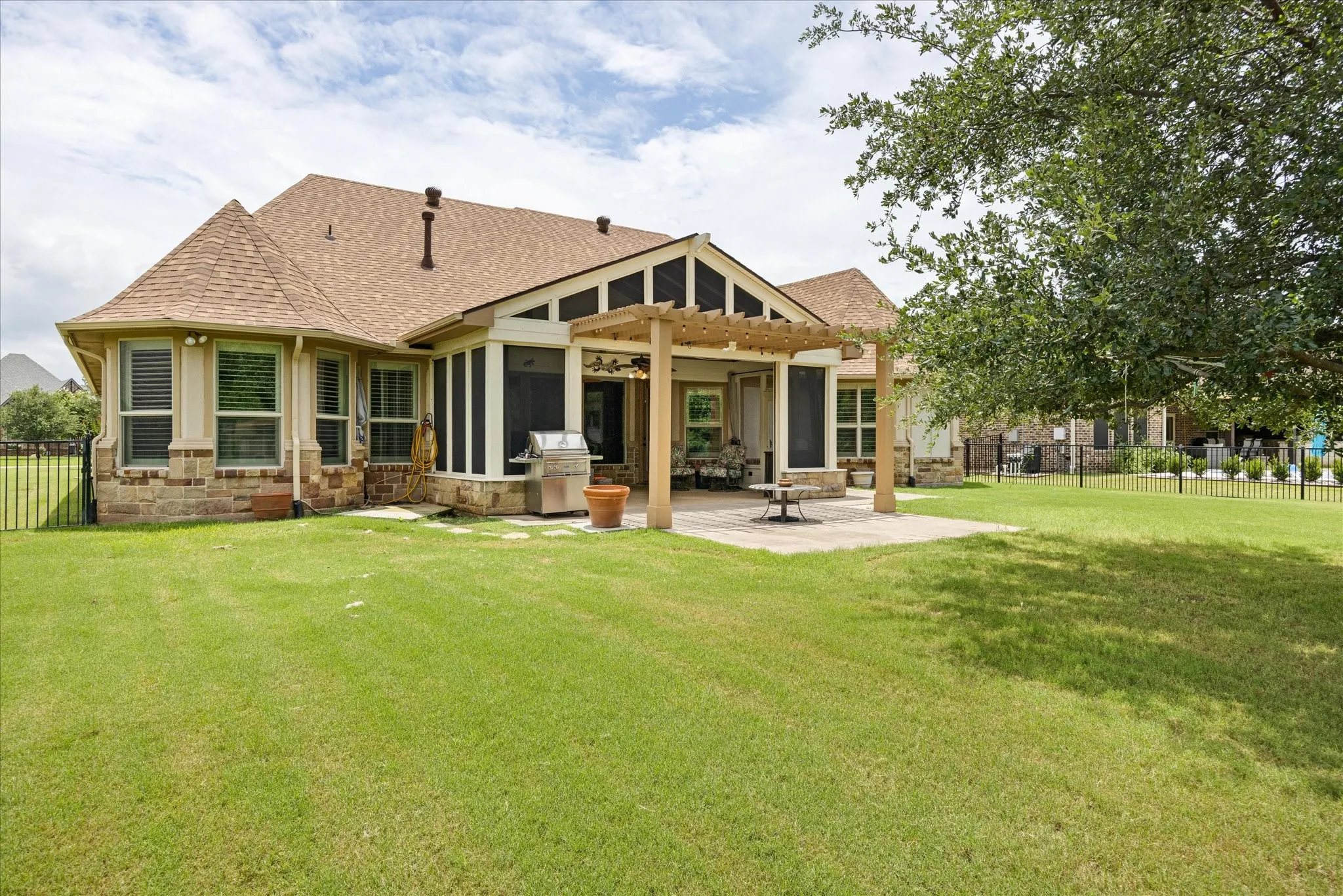 Single Family Residence For Sale in Hood County , 1011 Sunset Bay Court, Granbury, Texas 76048, 4 Bedroom, 3 Bathroom, 3 Garage spaces, 3,022 Sqft, built in 2011, mls#21303053, Real Estate Agent in Granbury, Homes For Sale in Hood county, Homes For Sale in Granbury, Realtor in Granbury Texas, Real Estate Brokerage Independent Realty Texas, Luminita Cordes Realtor