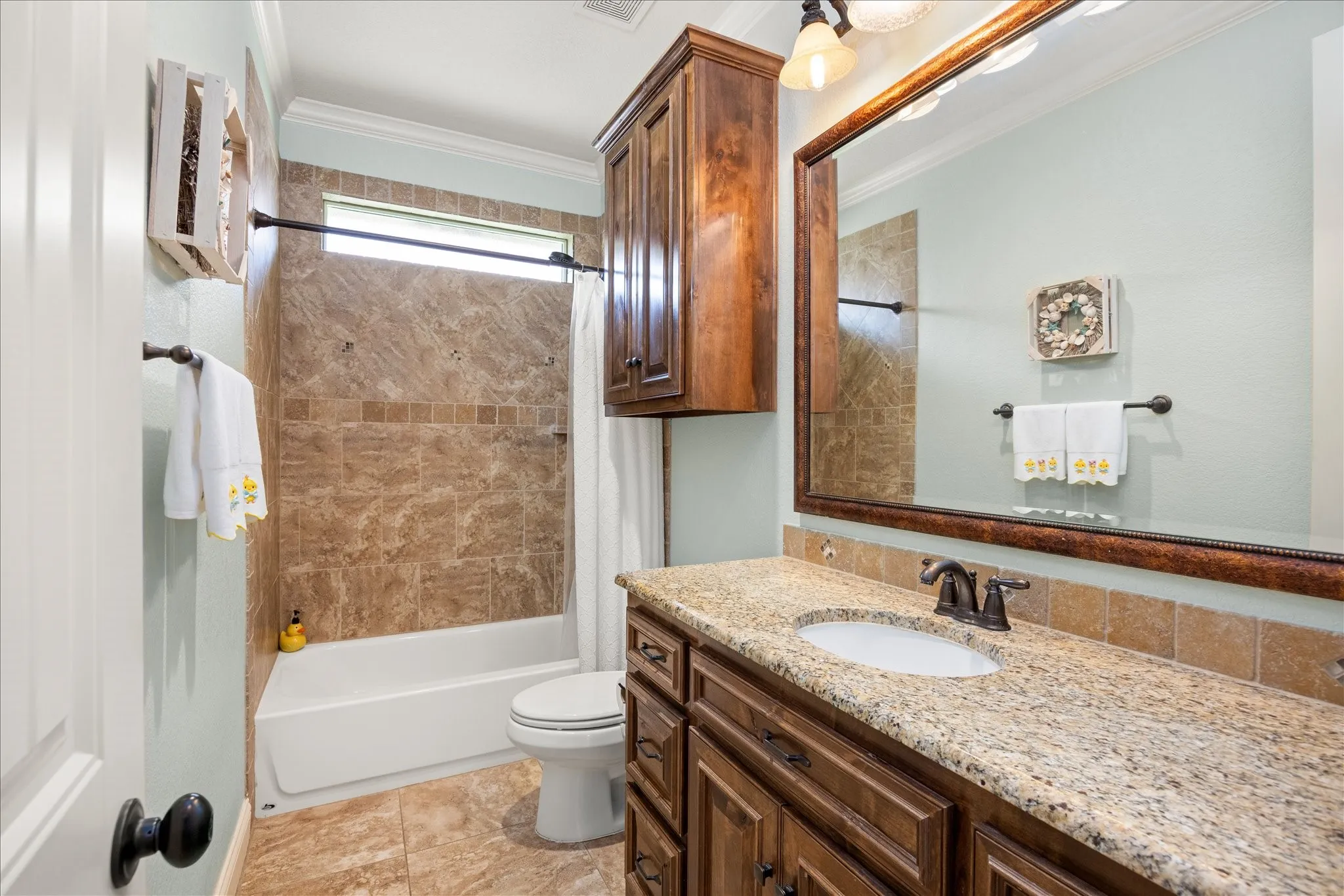 Single Family Residence For Sale in Hood County , 1011 Sunset Bay Court, Granbury, Texas 76048, 4 Bedroom, 3 Bathroom, 3 Garage spaces, 3,022 Sqft, built in 2011, mls#21303053, Real Estate Agent in Granbury, Homes For Sale in Hood county, Homes For Sale in Granbury, Realtor in Granbury Texas, Real Estate Brokerage Independent Realty Texas, Luminita Cordes Realtor