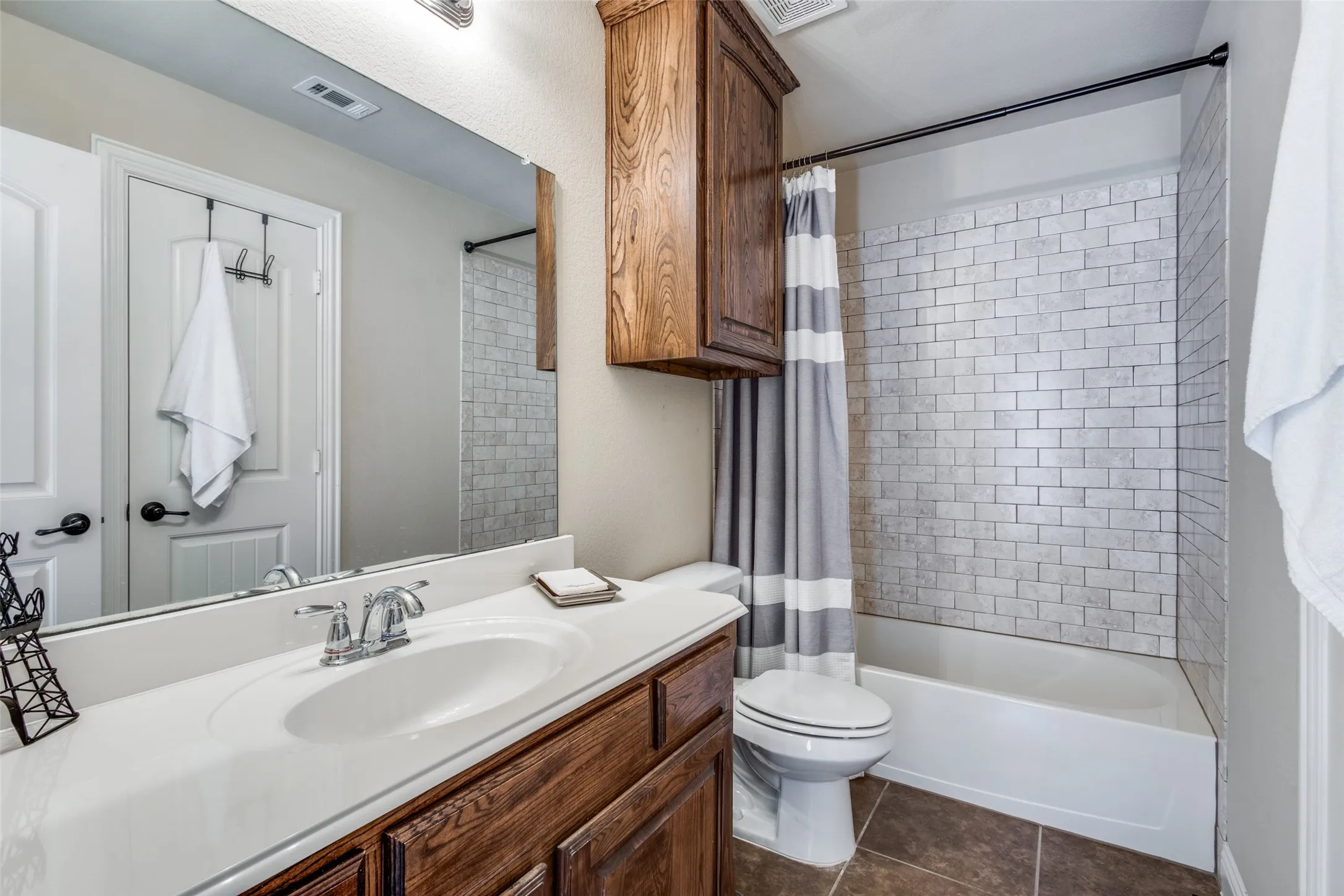 Full bathroom for 2nd bedroom