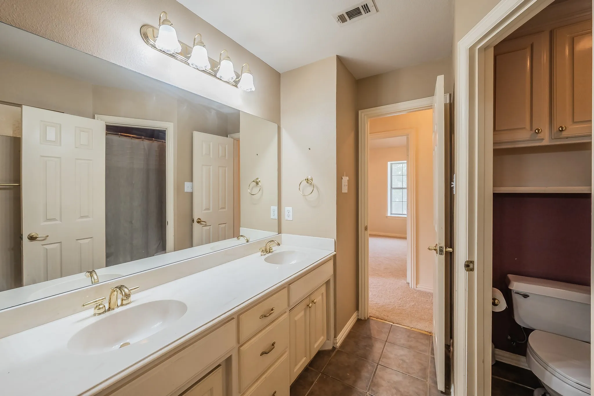 Another view of the secondary bathroom upstairs.