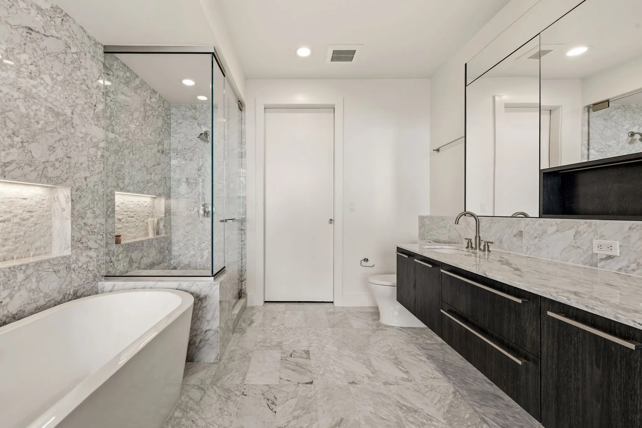 Condominium For Sale in Dallas County , 3130 N Harwood Street 1702, Dallas, Texas 75201, 2 Bedroom, 3 Bathroom, 2 Garage spaces, 1,527 Sqft, built in 2015, mls#21283070, Real Estate Agent in Dallas, Homes For Sale in Dallas county, Homes For Sale in Dallas, Realtor in Dallas Texas, Real Estate Brokerage Independent Realty Texas, Luminita Cordes Realtor