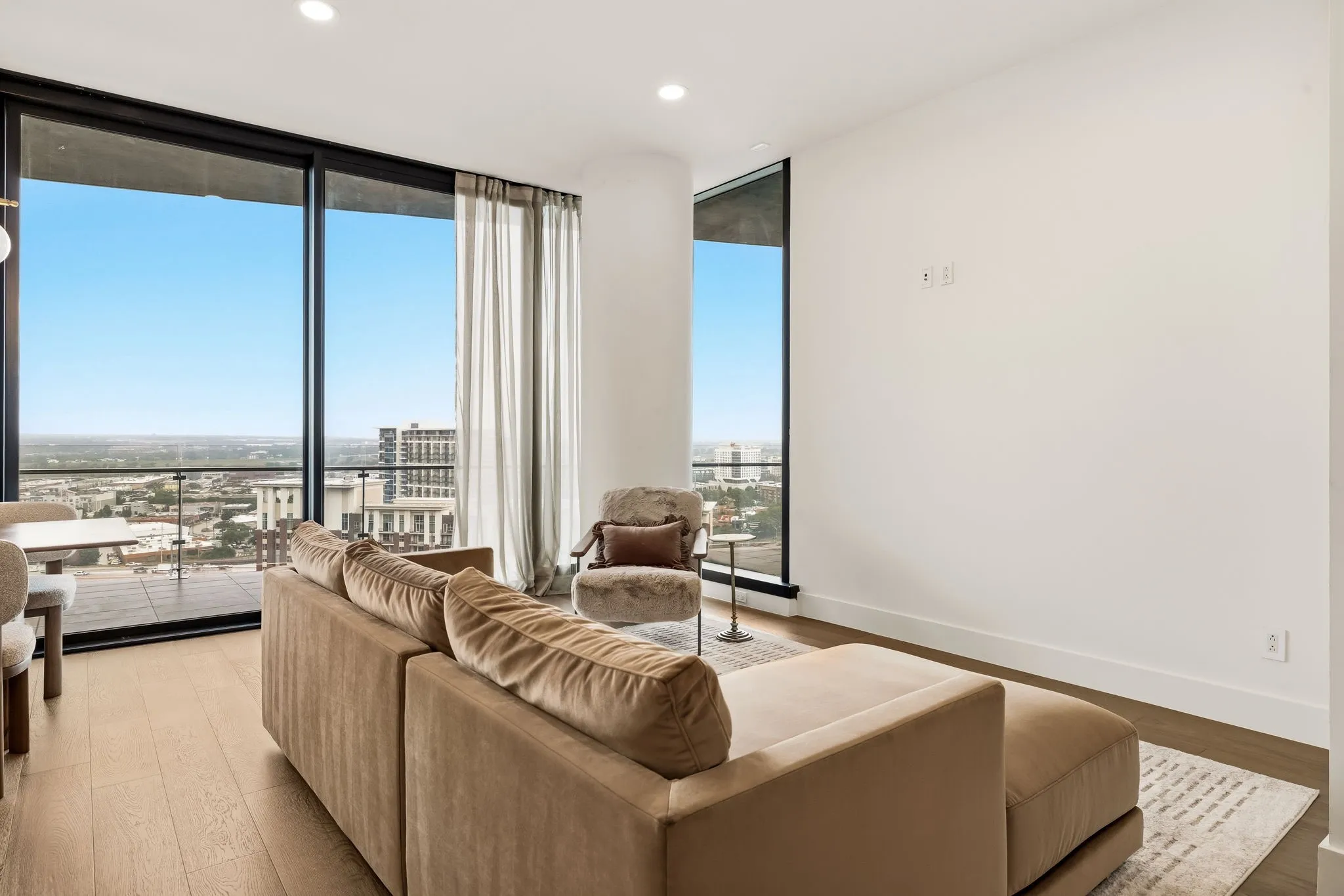 Condominium For Sale in Dallas County , 3130 N Harwood Street 1702, Dallas, Texas 75201, 2 Bedroom, 3 Bathroom, 2 Garage spaces, 1,527 Sqft, built in 2015, mls#21283070, Real Estate Agent in Dallas, Homes For Sale in Dallas county, Homes For Sale in Dallas, Realtor in Dallas Texas, Real Estate Brokerage Independent Realty Texas, Luminita Cordes Realtor