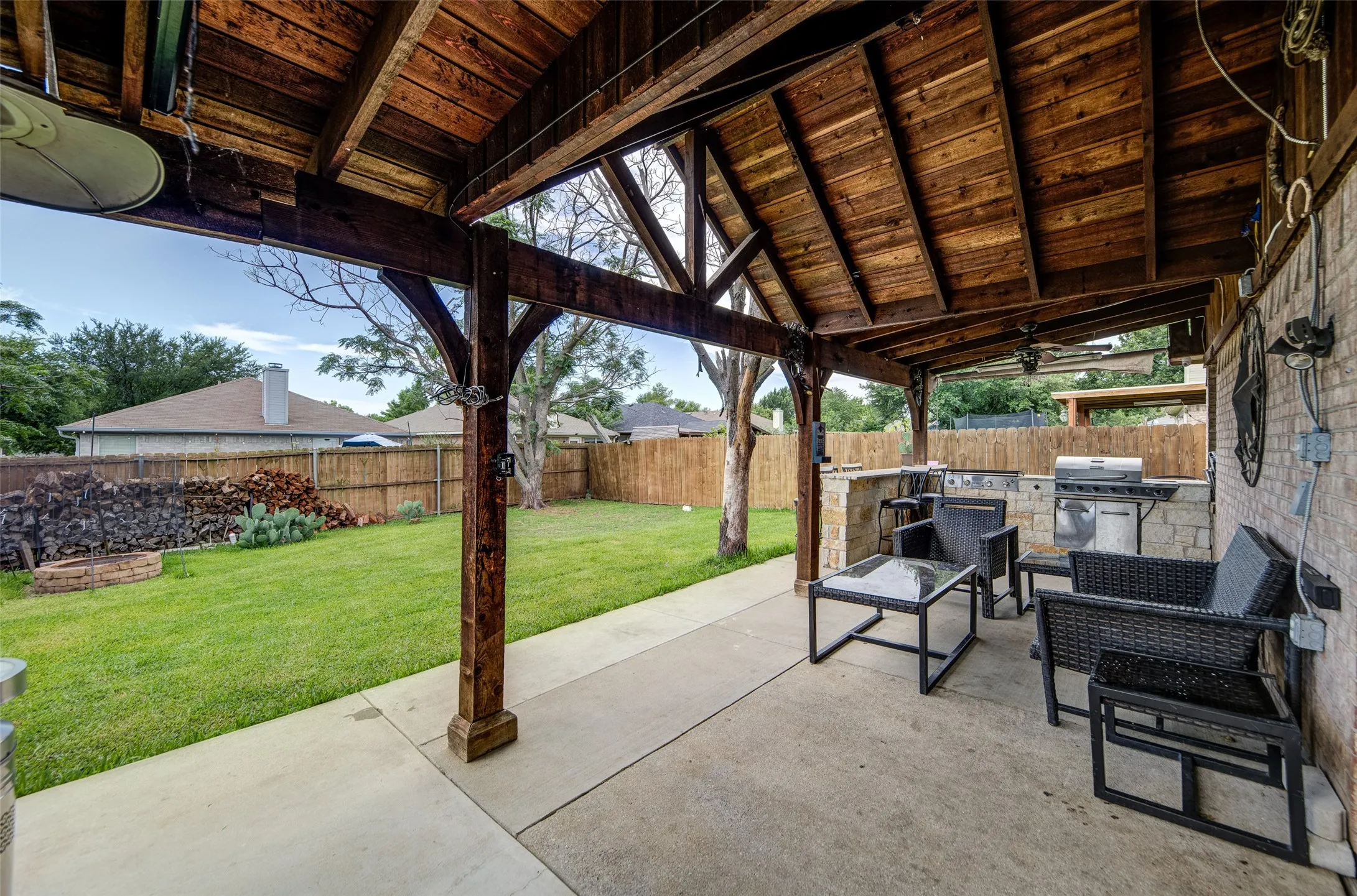 Single Family Residence For Sale in Denton County , 1010 Savage Drive, Denton, Texas 76207, 3 Bedroom, 2 Bathroom, 2 Garage spaces, 1,413 Sqft, built in 2003, mls#21302530, Real Estate Agent in Denton, Homes For Sale in Denton county, Homes For Sale in Denton, Realtor in Denton Texas, Real Estate Brokerage Independent Realty Texas, Luminita Cordes Realtor
