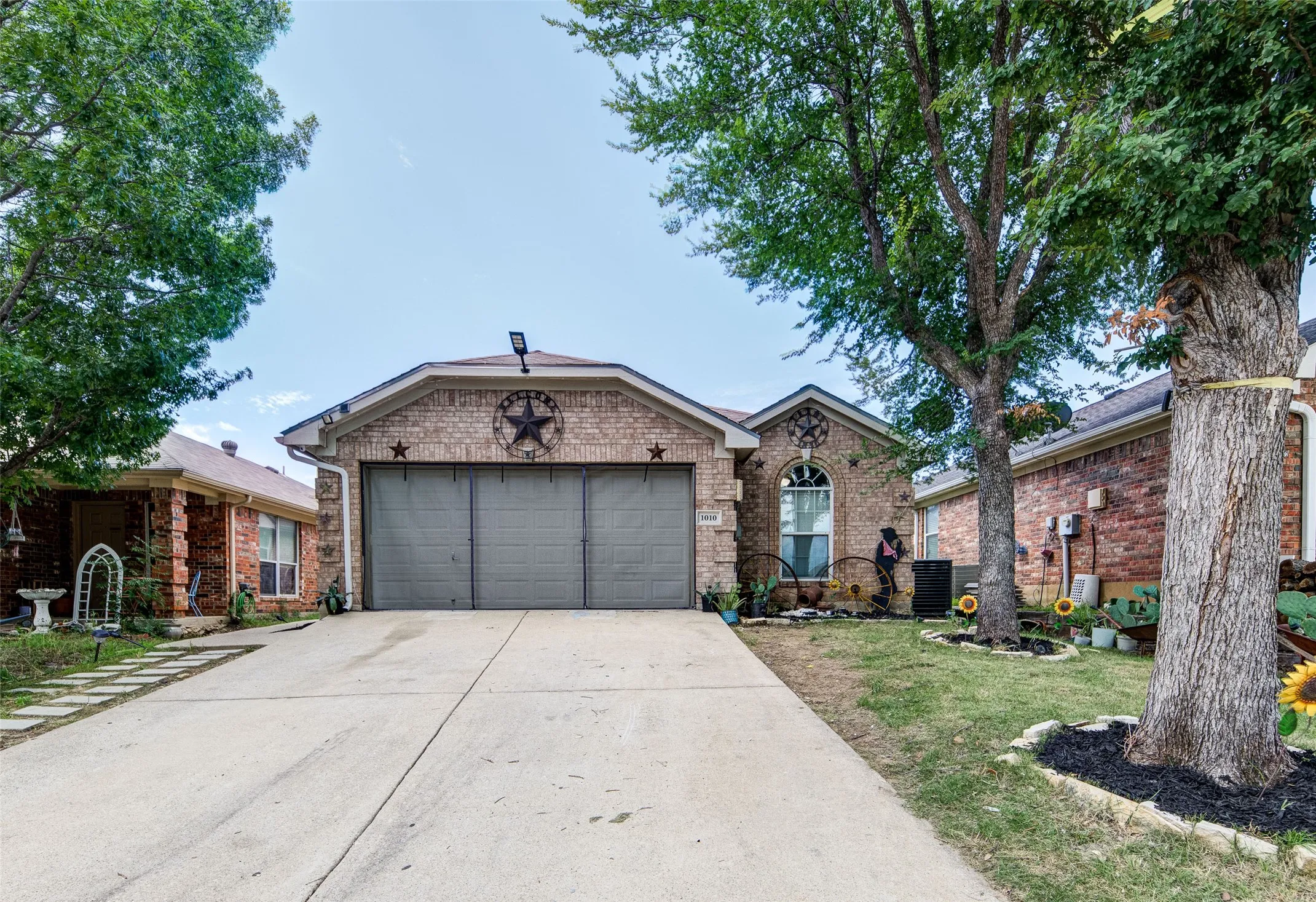 Single Family Residence For Sale in Denton County , 1010 Savage Drive, Denton, Texas 76207, 3 Bedroom, 2 Bathroom, 2 Garage spaces, 1,413 Sqft, built in 2003, mls#21302530, Real Estate Agent in Denton, Homes For Sale in Denton county, Homes For Sale in Denton, Realtor in Denton Texas, Real Estate Brokerage Independent Realty Texas, Luminita Cordes Realtor
