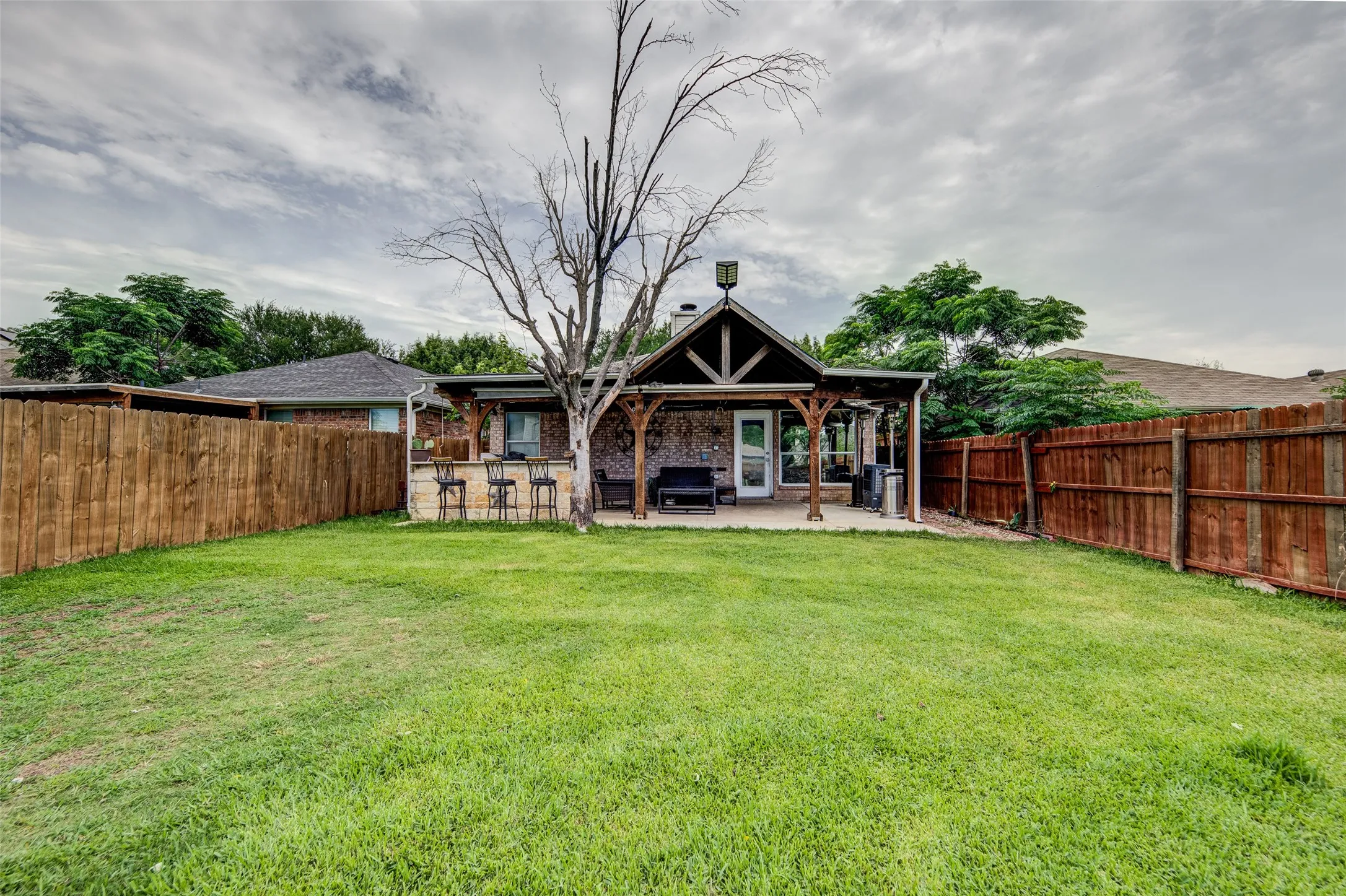 Single Family Residence For Sale in Denton County , 1010 Savage Drive, Denton, Texas 76207, 3 Bedroom, 2 Bathroom, 2 Garage spaces, 1,413 Sqft, built in 2003, mls#21302530, Real Estate Agent in Denton, Homes For Sale in Denton county, Homes For Sale in Denton, Realtor in Denton Texas, Real Estate Brokerage Independent Realty Texas, Luminita Cordes Realtor
