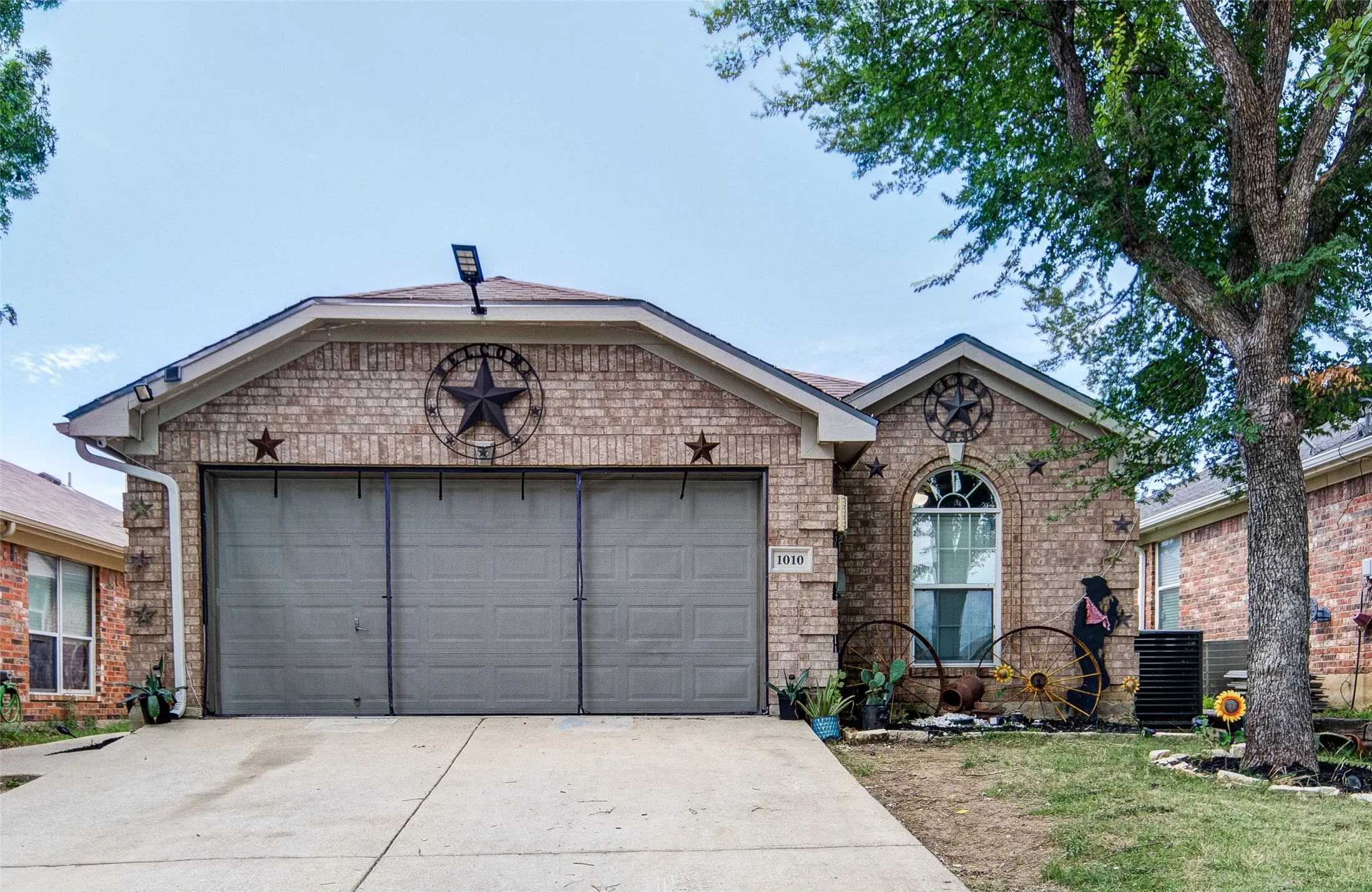 Single Family Residence For Sale in Denton County , 1010 Savage Drive, Denton, Texas 76207, 3 Bedroom, 2 Bathroom, 2 Garage spaces, 1,413 Sqft, built in 2003, mls#21302530, Real Estate Agent in Denton, Homes For Sale in Denton county, Homes For Sale in Denton, Realtor in Denton Texas, Real Estate Brokerage Independent Realty Texas, Luminita Cordes Realtor