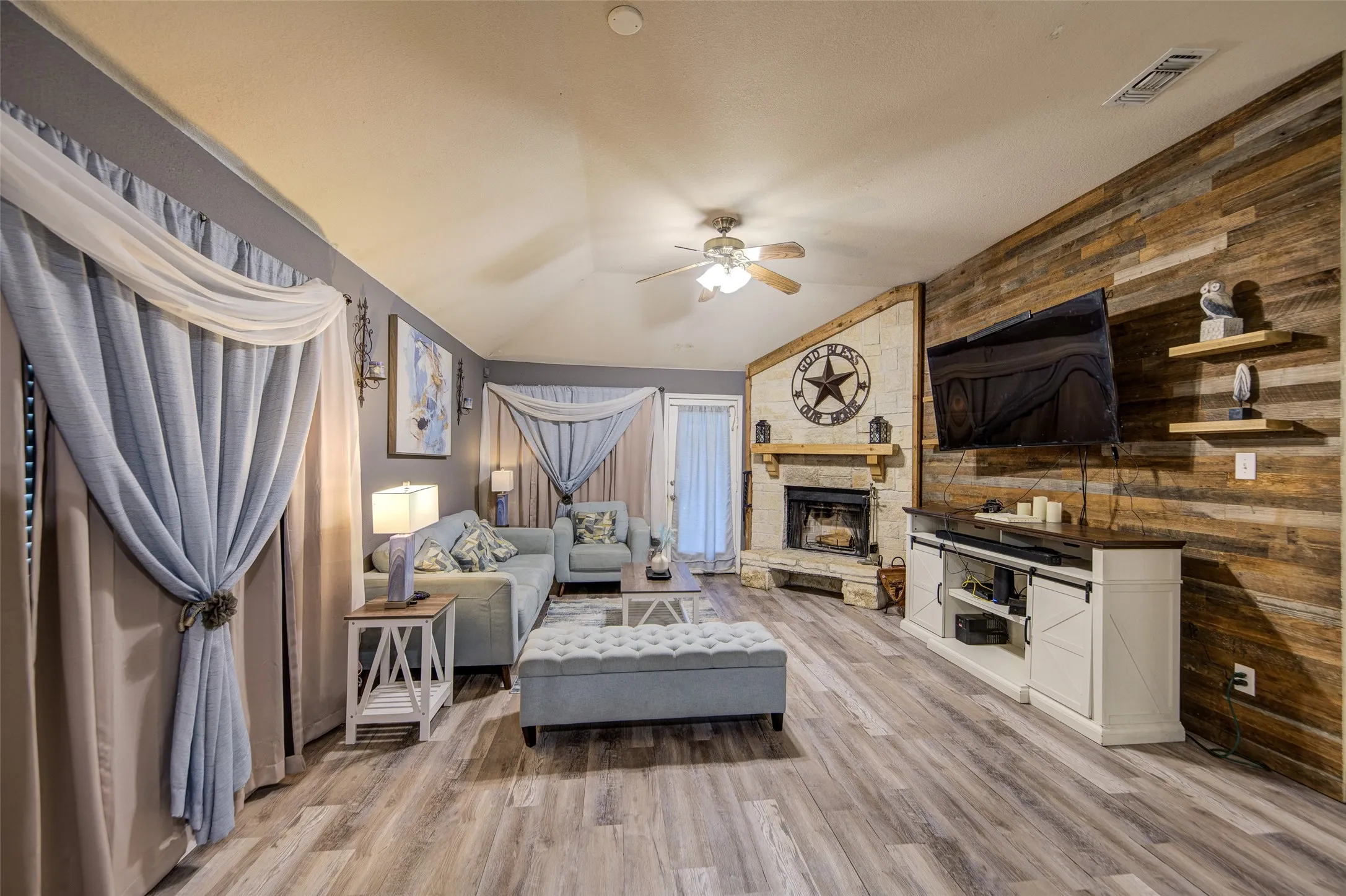 Single Family Residence For Sale in Denton County , 1010 Savage Drive, Denton, Texas 76207, 3 Bedroom, 2 Bathroom, 2 Garage spaces, 1,413 Sqft, built in 2003, mls#21302530, Real Estate Agent in Denton, Homes For Sale in Denton county, Homes For Sale in Denton, Realtor in Denton Texas, Real Estate Brokerage Independent Realty Texas, Luminita Cordes Realtor