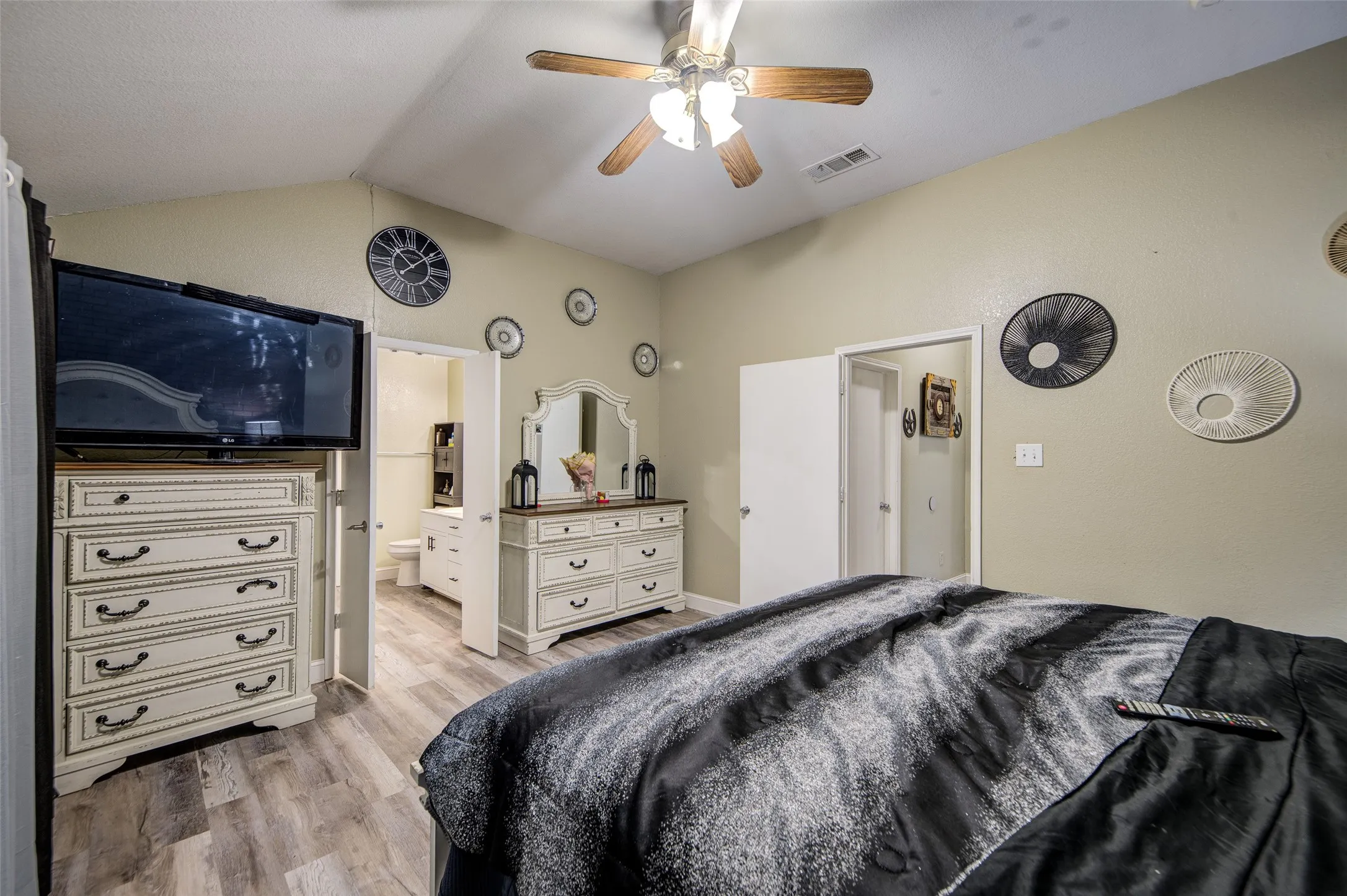 Single Family Residence For Sale in Denton County , 1010 Savage Drive, Denton, Texas 76207, 3 Bedroom, 2 Bathroom, 2 Garage spaces, 1,413 Sqft, built in 2003, mls#21302530, Real Estate Agent in Denton, Homes For Sale in Denton county, Homes For Sale in Denton, Realtor in Denton Texas, Real Estate Brokerage Independent Realty Texas, Luminita Cordes Realtor