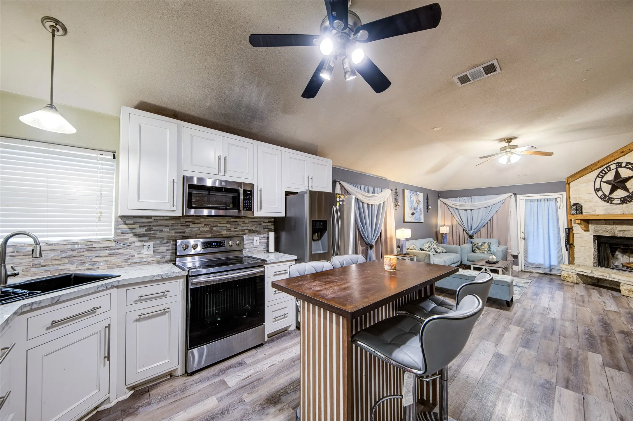 Single Family Residence For Sale in Denton County , 1010 Savage Drive, Denton, Texas 76207, 3 Bedroom, 2 Bathroom, 2 Garage spaces, 1,413 Sqft, built in 2003, mls#21302530, Real Estate Agent in Denton, Homes For Sale in Denton county, Homes For Sale in Denton, Realtor in Denton Texas, Real Estate Brokerage Independent Realty Texas, Luminita Cordes Realtor