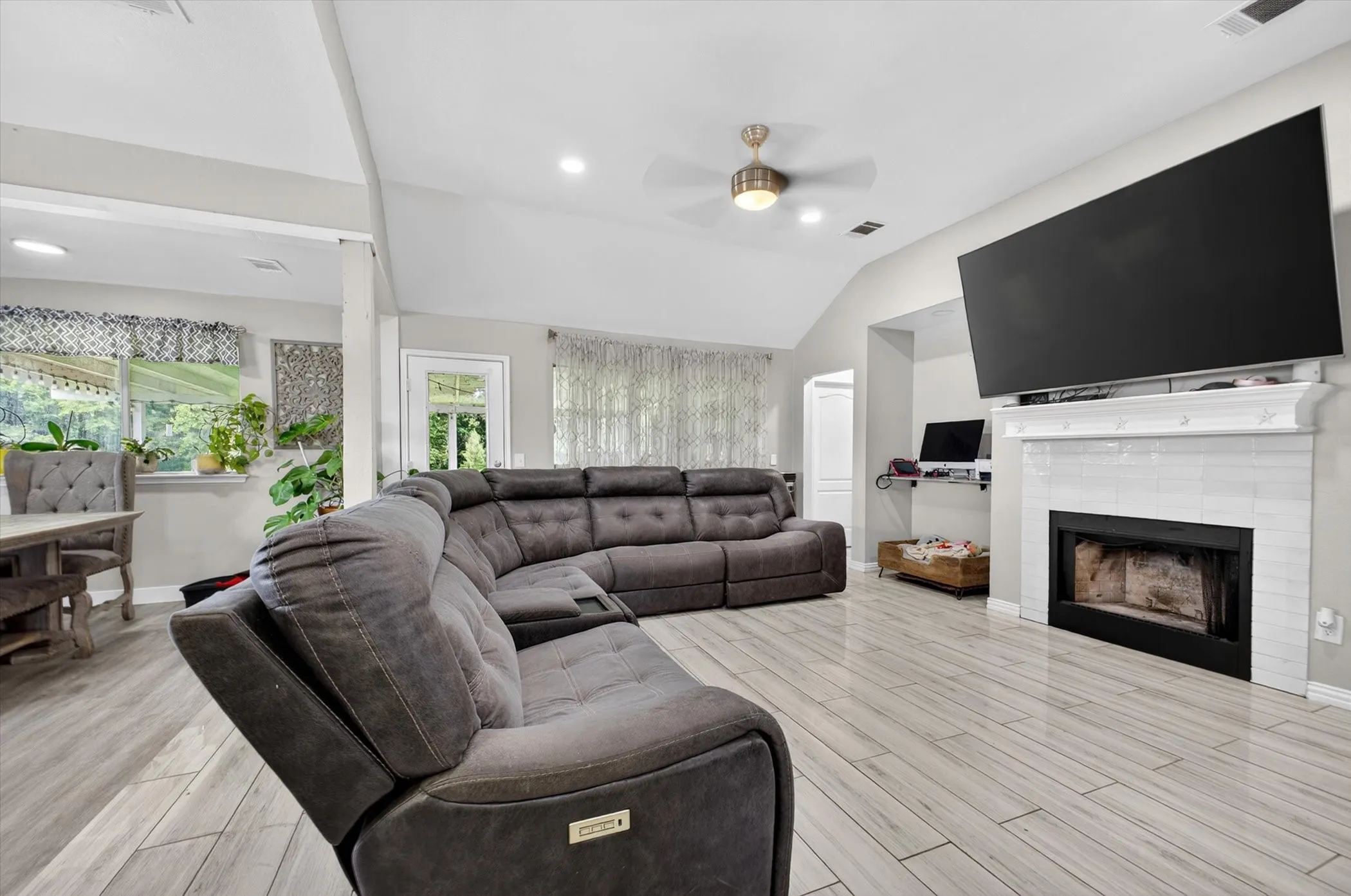 Single Family Residence For Sale in Collin County , 14120 County Road 567, Farmersville, Texas 75442, 4 Bedroom, 2 Bathroom, Garage spaces, 1,708 Sqft, built in 1998, mls#21303274, Real Estate Agent in Farmersville, Homes For Sale in Collin county, Homes For Sale in Farmersville, Realtor in Farmersville Texas, Real Estate Brokerage Independent Realty Texas, Luminita Cordes Realtor