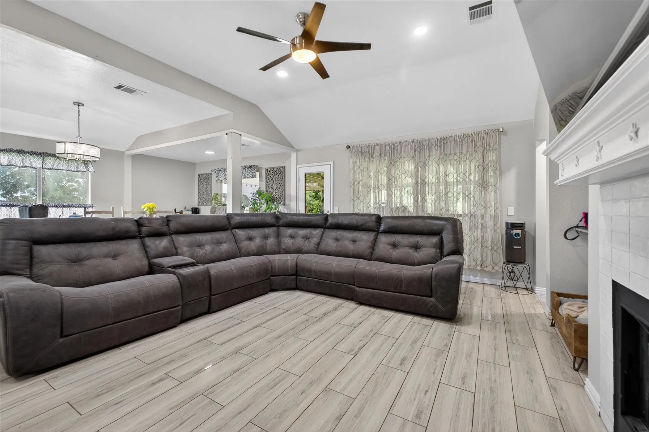 Single Family Residence For Sale in Collin County , 14120 County Road 567, Farmersville, Texas 75442, 4 Bedroom, 2 Bathroom, Garage spaces, 1,708 Sqft, built in 1998, mls#21303274, Real Estate Agent in Farmersville, Homes For Sale in Collin county, Homes For Sale in Farmersville, Realtor in Farmersville Texas, Real Estate Brokerage Independent Realty Texas, Luminita Cordes Realtor