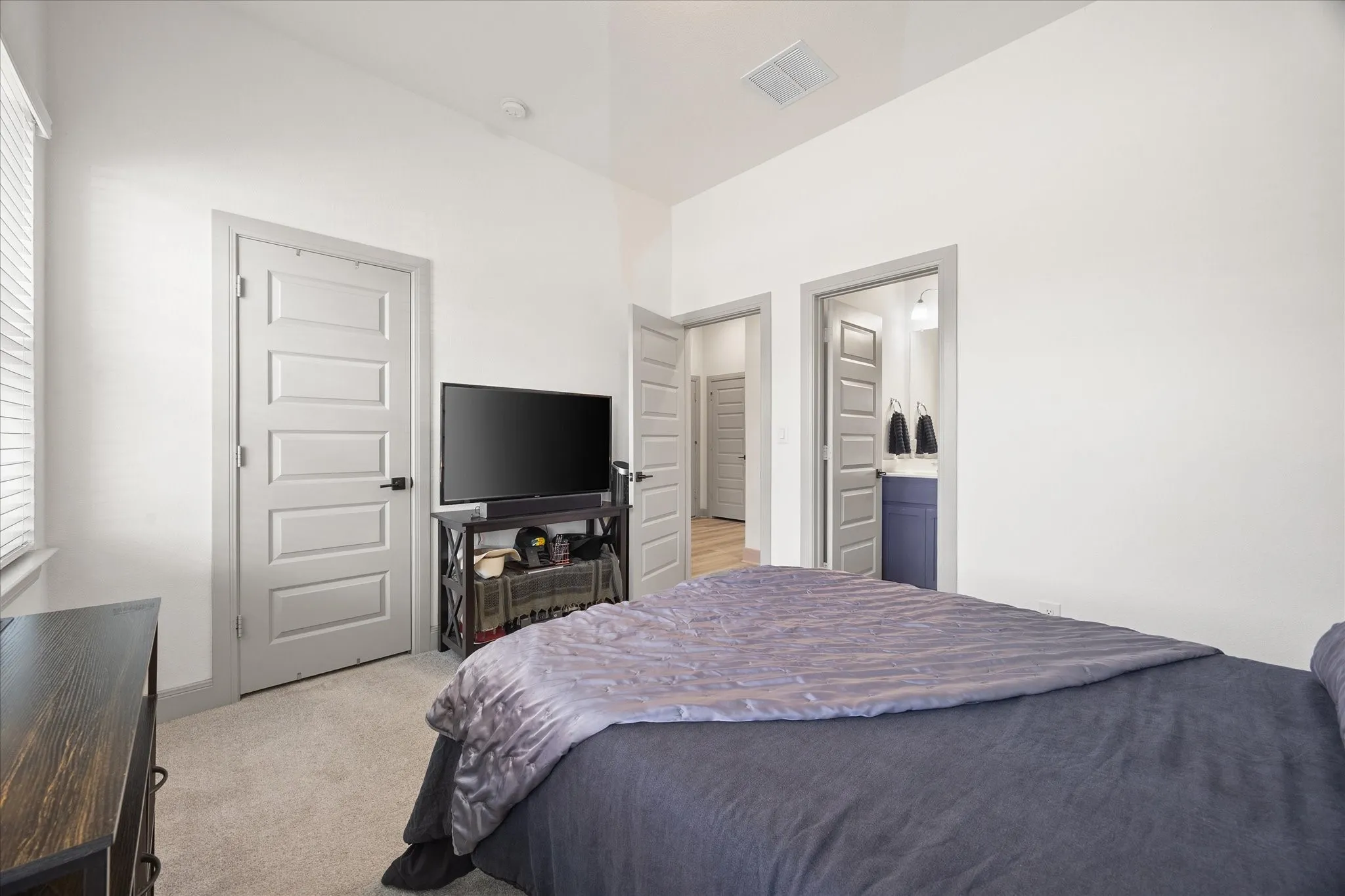 Guest bedroom opens onto  full bath.