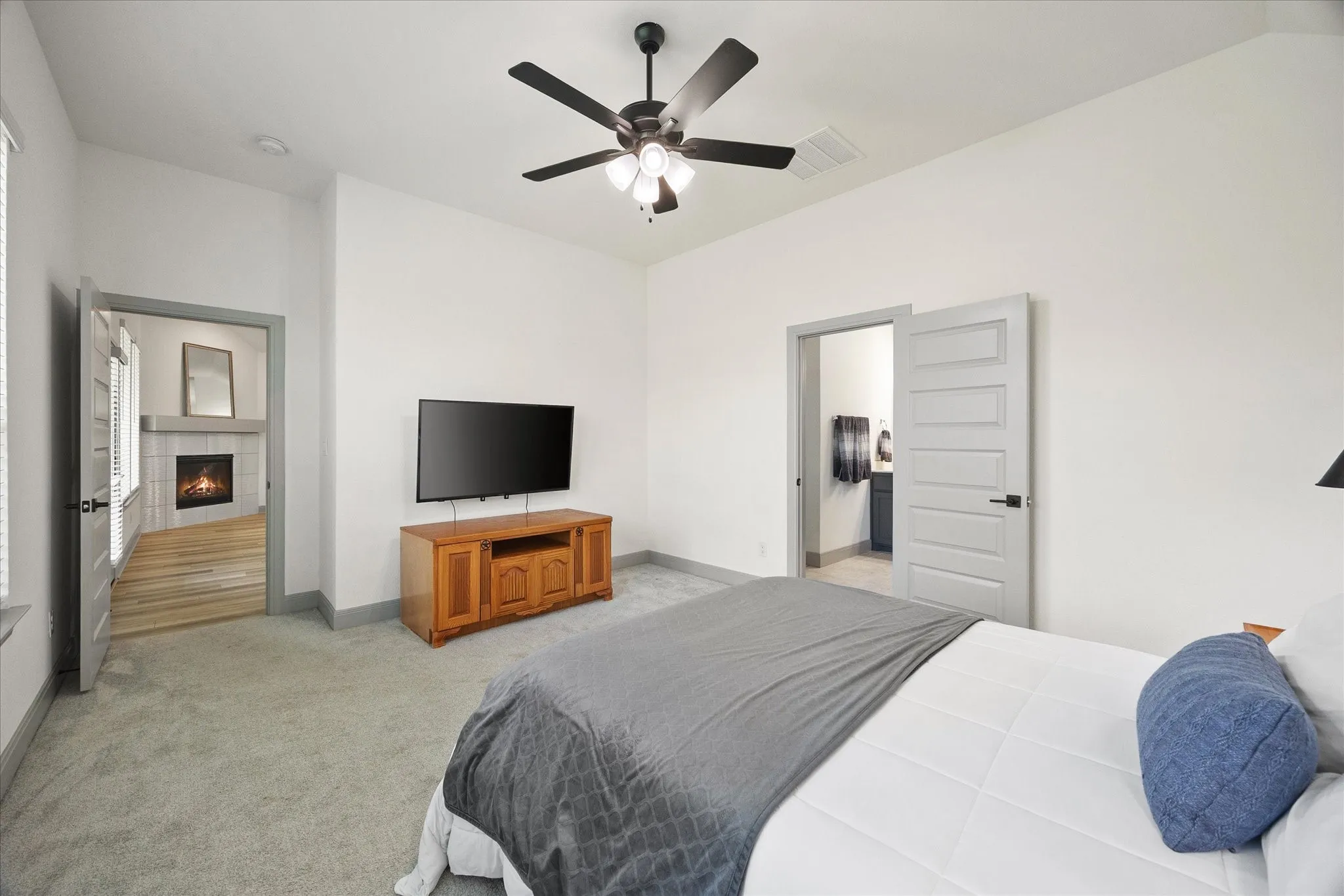 Master bedroom opens oto spa style master bath