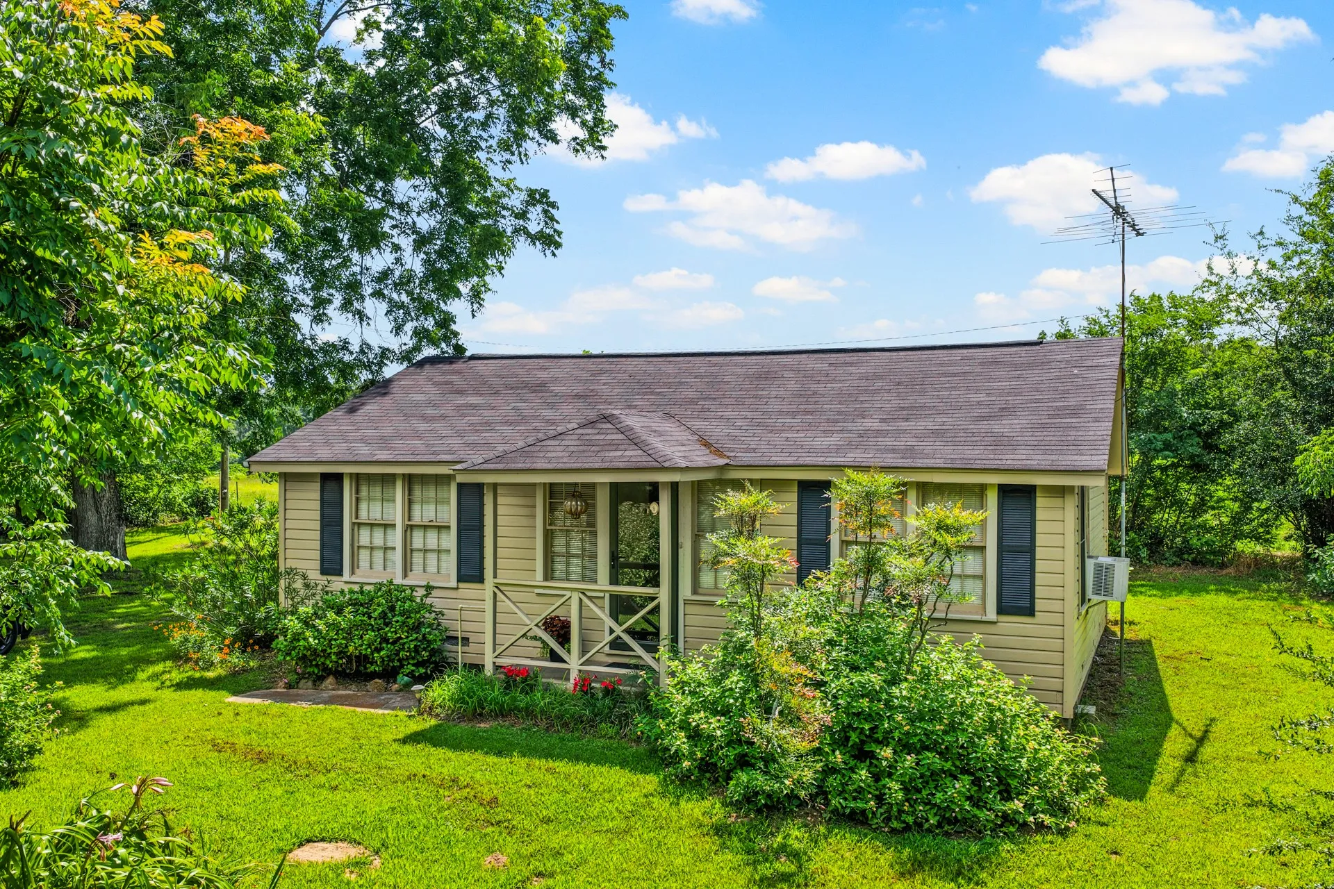 Single Family Residence For Sale in Titus County , 1031 CR 1770, Mt Pleasant, Texas 75455, 3 Bedroom, 1 Bathroom, Garage spaces, 1,088 Sqft, built in 1965, mls#21303273, Real Estate Agent in Mt Pleasant, Homes For Sale in Titus county, Homes For Sale in Mt Pleasant, Realtor in Mt Pleasant Texas, Real Estate Brokerage Independent Realty Texas, Luminita Cordes Realtor