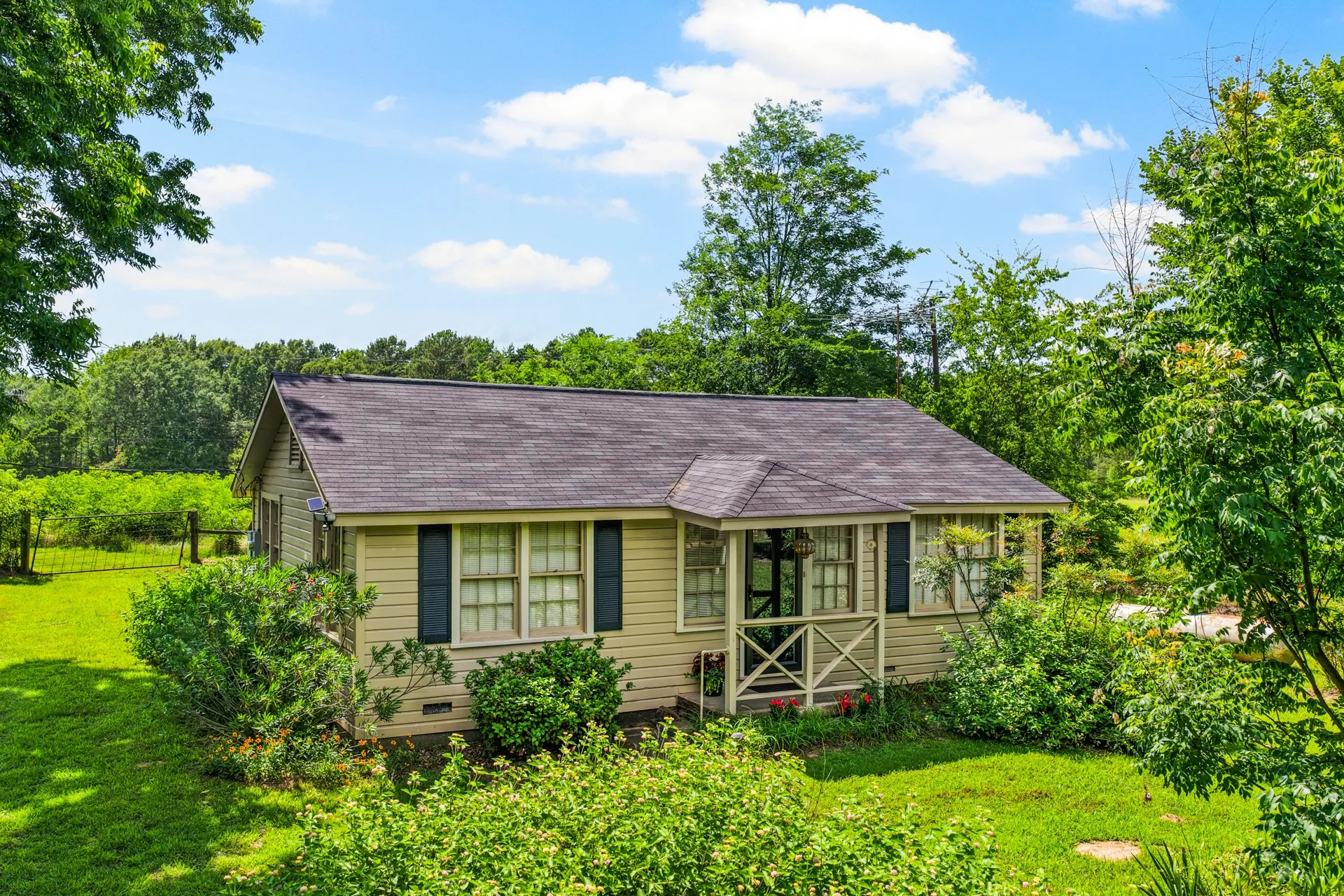 Single Family Residence For Sale in Titus County , 1031 CR 1770, Mt Pleasant, Texas 75455, 3 Bedroom, 1 Bathroom, Garage spaces, 1,088 Sqft, built in 1965, mls#21303273, Real Estate Agent in Mt Pleasant, Homes For Sale in Titus county, Homes For Sale in Mt Pleasant, Realtor in Mt Pleasant Texas, Real Estate Brokerage Independent Realty Texas, Luminita Cordes Realtor