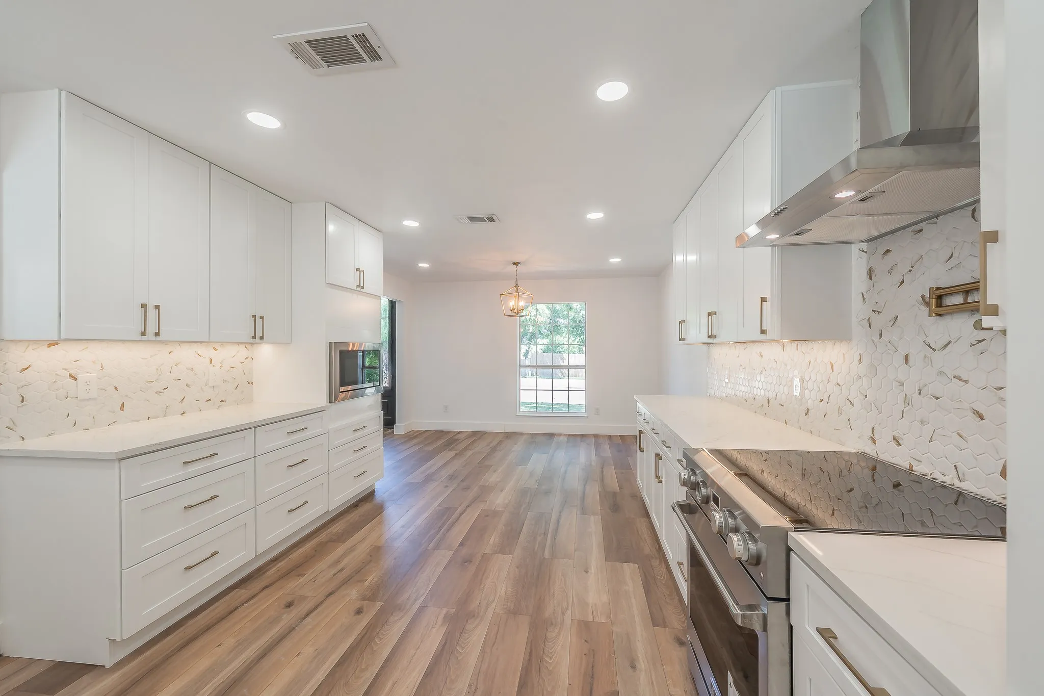 Single Family Residence For Sale in Tarrant County , 2815 Perkins Road, Arlington, Texas 76016, 5 Bedroom, 4 Bathroom, 2 Garage spaces, 4,034 Sqft, built in 1985, mls#21303231, Real Estate Agent in Arlington, Homes For Sale in Tarrant county, Homes For Sale in Arlington, Realtor in Arlington Texas, Real Estate Brokerage Independent Realty Texas, Luminita Cordes Realtor