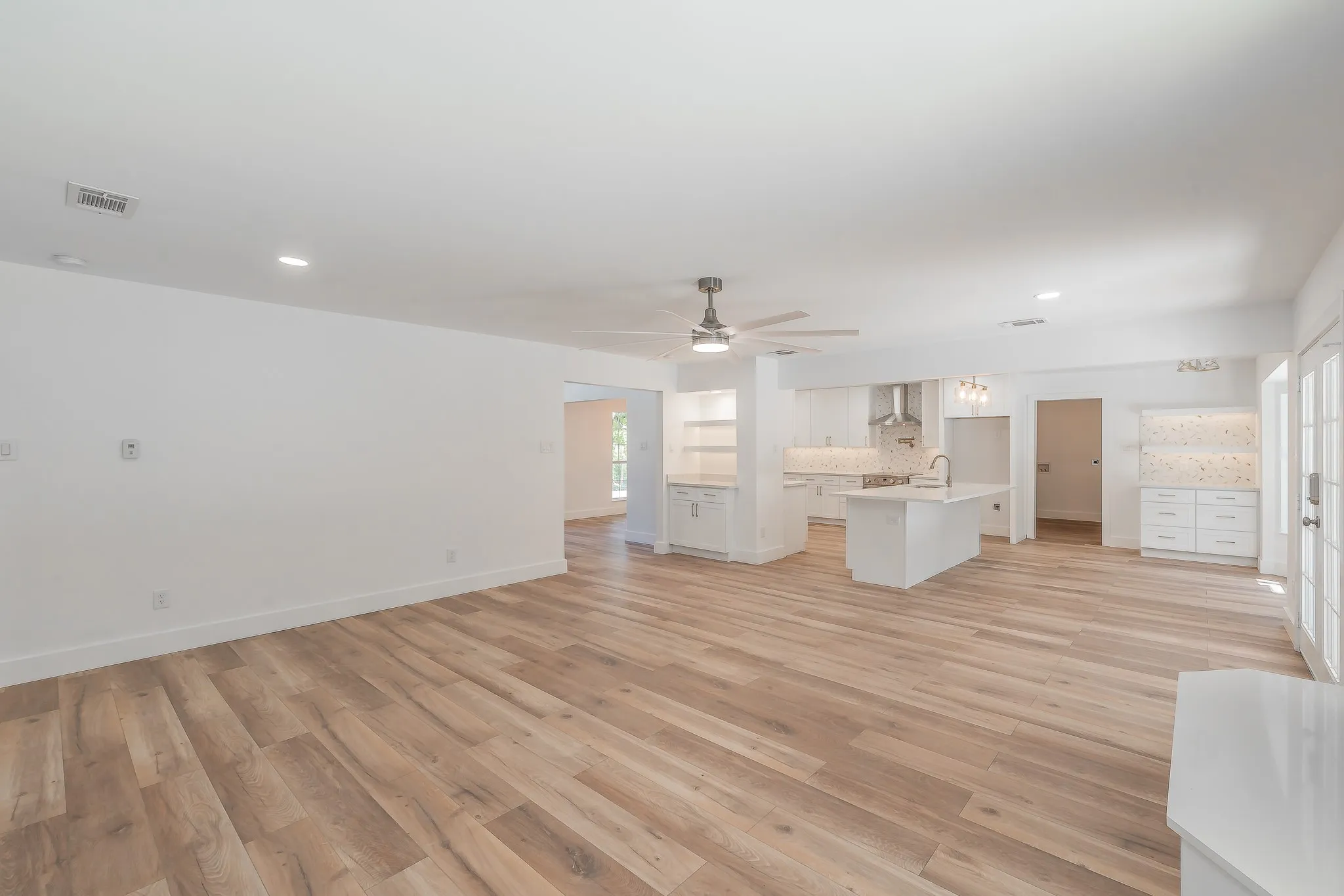Single Family Residence For Sale in Tarrant County , 2815 Perkins Road, Arlington, Texas 76016, 5 Bedroom, 4 Bathroom, 2 Garage spaces, 4,034 Sqft, built in 1985, mls#21303231, Real Estate Agent in Arlington, Homes For Sale in Tarrant county, Homes For Sale in Arlington, Realtor in Arlington Texas, Real Estate Brokerage Independent Realty Texas, Luminita Cordes Realtor