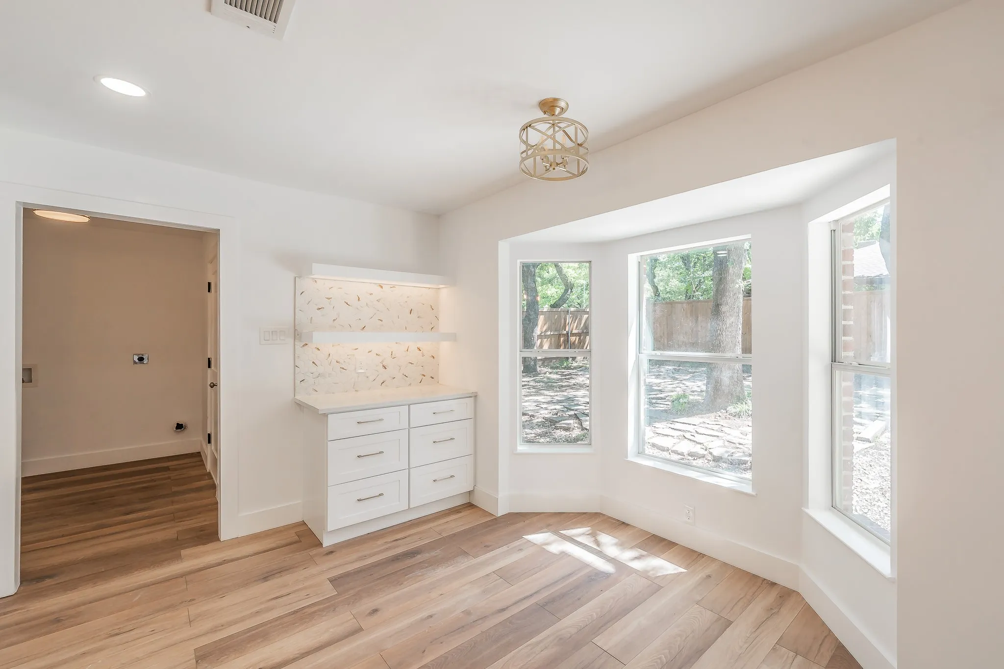 Single Family Residence For Sale in Tarrant County , 2815 Perkins Road, Arlington, Texas 76016, 5 Bedroom, 4 Bathroom, 2 Garage spaces, 4,034 Sqft, built in 1985, mls#21303231, Real Estate Agent in Arlington, Homes For Sale in Tarrant county, Homes For Sale in Arlington, Realtor in Arlington Texas, Real Estate Brokerage Independent Realty Texas, Luminita Cordes Realtor
