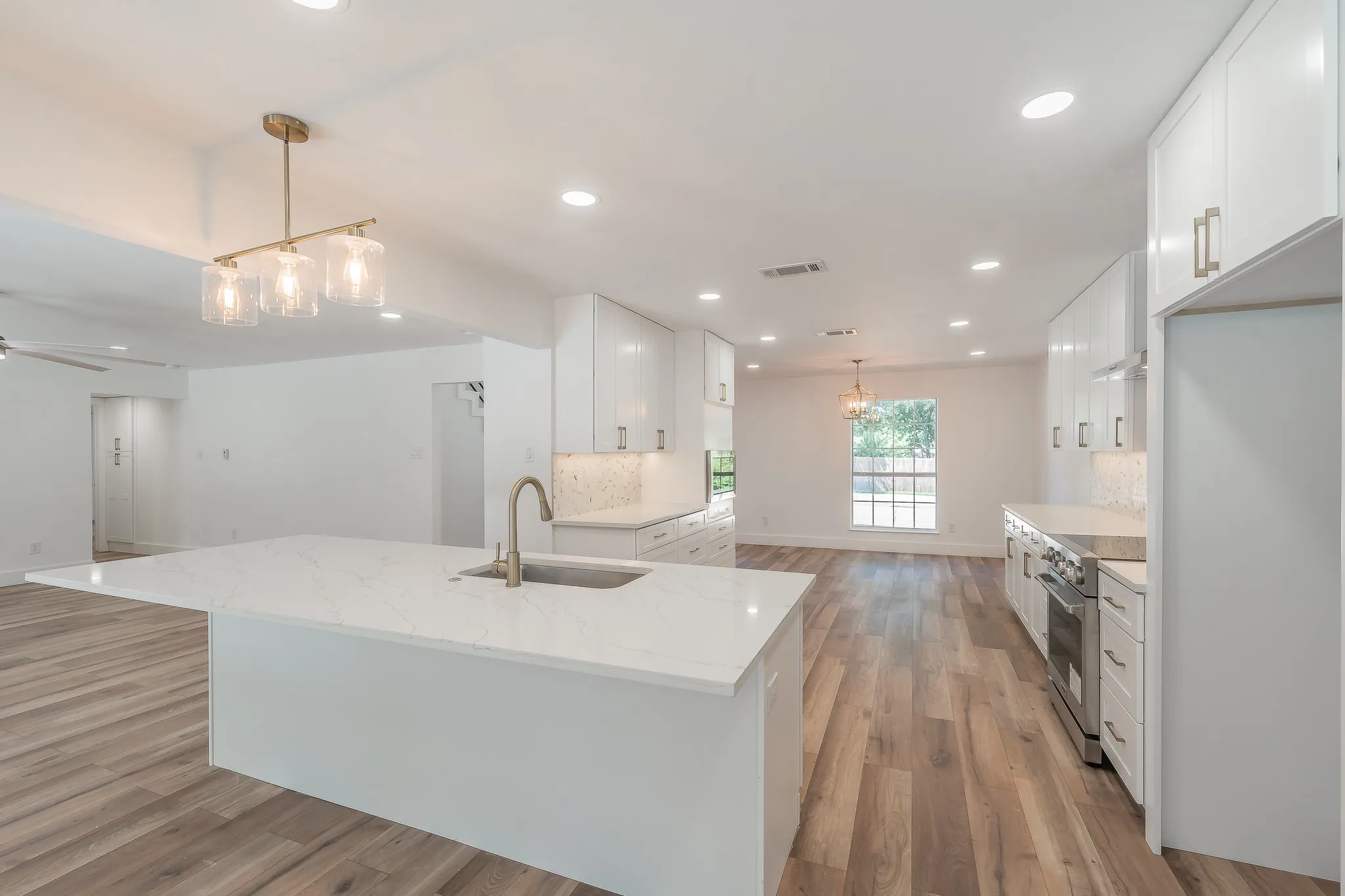 Single Family Residence For Sale in Tarrant County , 2815 Perkins Road, Arlington, Texas 76016, 5 Bedroom, 4 Bathroom, 2 Garage spaces, 4,034 Sqft, built in 1985, mls#21303231, Real Estate Agent in Arlington, Homes For Sale in Tarrant county, Homes For Sale in Arlington, Realtor in Arlington Texas, Real Estate Brokerage Independent Realty Texas, Luminita Cordes Realtor