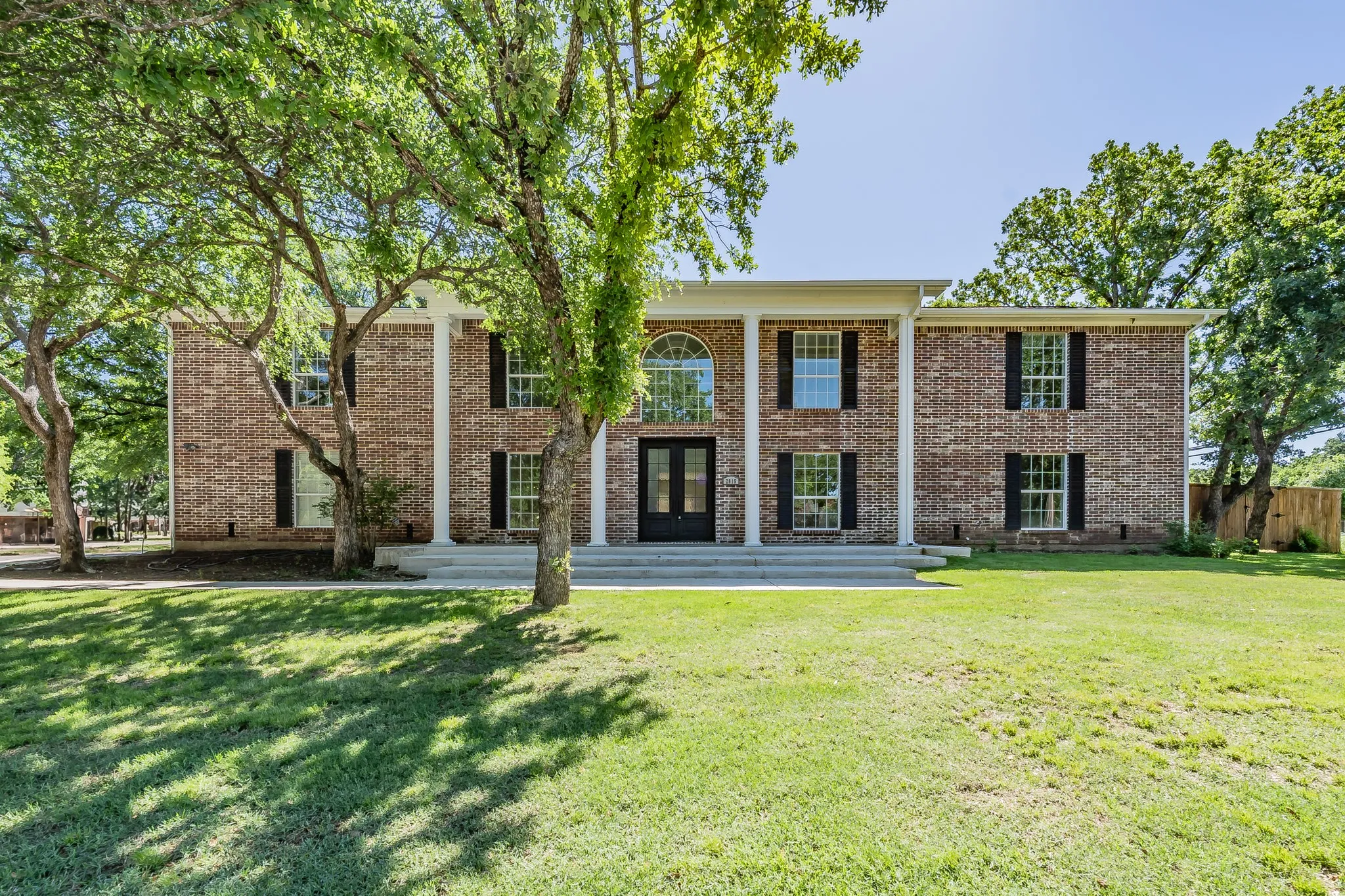 Single Family Residence For Sale in Tarrant County , 2815 Perkins Road, Arlington, Texas 76016, 5 Bedroom, 4 Bathroom, 2 Garage spaces, 4,034 Sqft, built in 1985, mls#21303231, Real Estate Agent in Arlington, Homes For Sale in Tarrant county, Homes For Sale in Arlington, Realtor in Arlington Texas, Real Estate Brokerage Independent Realty Texas, Luminita Cordes Realtor