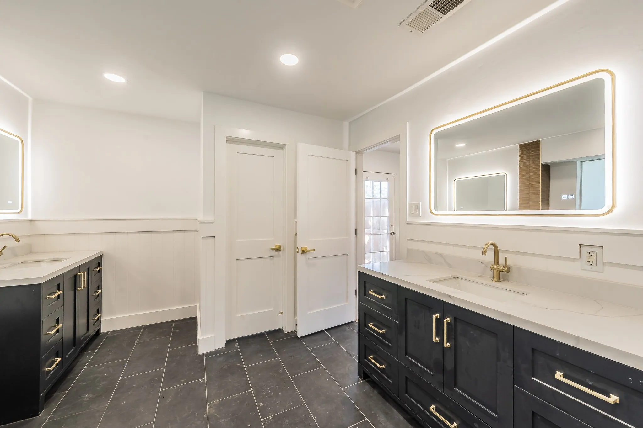 Single Family Residence For Sale in Tarrant County , 2815 Perkins Road, Arlington, Texas 76016, 5 Bedroom, 4 Bathroom, 2 Garage spaces, 4,034 Sqft, built in 1985, mls#21303231, Real Estate Agent in Arlington, Homes For Sale in Tarrant county, Homes For Sale in Arlington, Realtor in Arlington Texas, Real Estate Brokerage Independent Realty Texas, Luminita Cordes Realtor