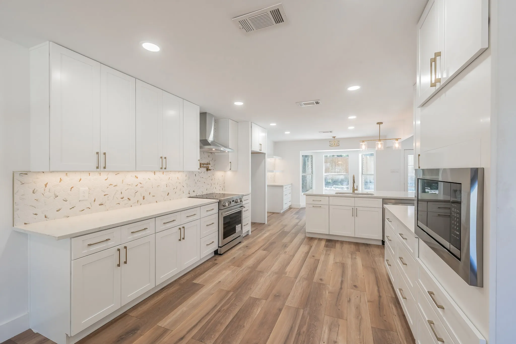Single Family Residence For Sale in Tarrant County , 2815 Perkins Road, Arlington, Texas 76016, 5 Bedroom, 4 Bathroom, 2 Garage spaces, 4,034 Sqft, built in 1985, mls#21303231, Real Estate Agent in Arlington, Homes For Sale in Tarrant county, Homes For Sale in Arlington, Realtor in Arlington Texas, Real Estate Brokerage Independent Realty Texas, Luminita Cordes Realtor