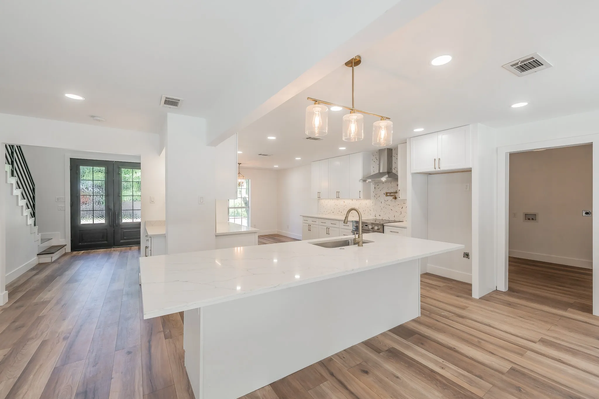 Single Family Residence For Sale in Tarrant County , 2815 Perkins Road, Arlington, Texas 76016, 5 Bedroom, 4 Bathroom, 2 Garage spaces, 4,034 Sqft, built in 1985, mls#21303231, Real Estate Agent in Arlington, Homes For Sale in Tarrant county, Homes For Sale in Arlington, Realtor in Arlington Texas, Real Estate Brokerage Independent Realty Texas, Luminita Cordes Realtor